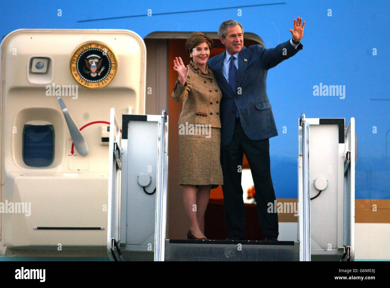 Präsident George W. Bush und seine Frau Laura, bevor sie nach seinem viertägigen Staatsbesuch vom internationalen Flughafen Teesside in Airforce One abreisen. Stockfoto