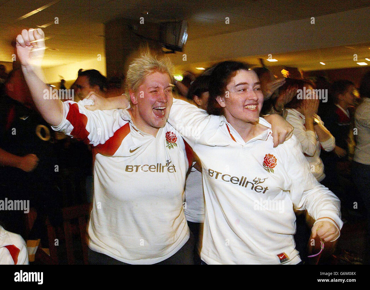 England Rugby-Fans. England-Fans feiern den Sieg der englischen Weltmeisterschaft im Heimclub von Jonny Wilkinson, den Newcastle Falcons. Stockfoto