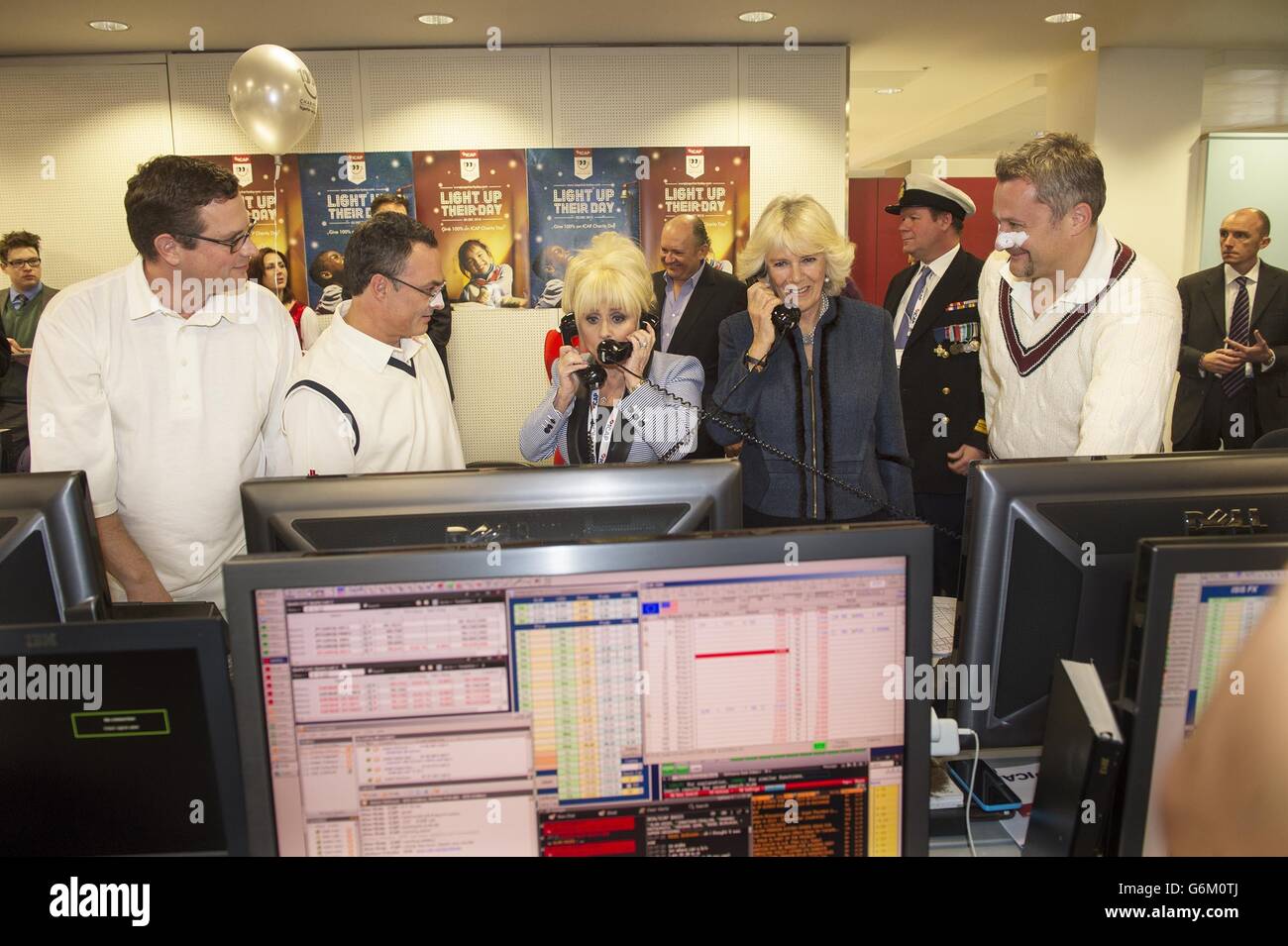 Die Herzogin von Cornwall spricht mit Händlern, die einige Geschäfte mit Barbara Windsor abschließen, während sie am jährlichen ICAP Charity Day im Zentrum von London teilnimmt. Stockfoto