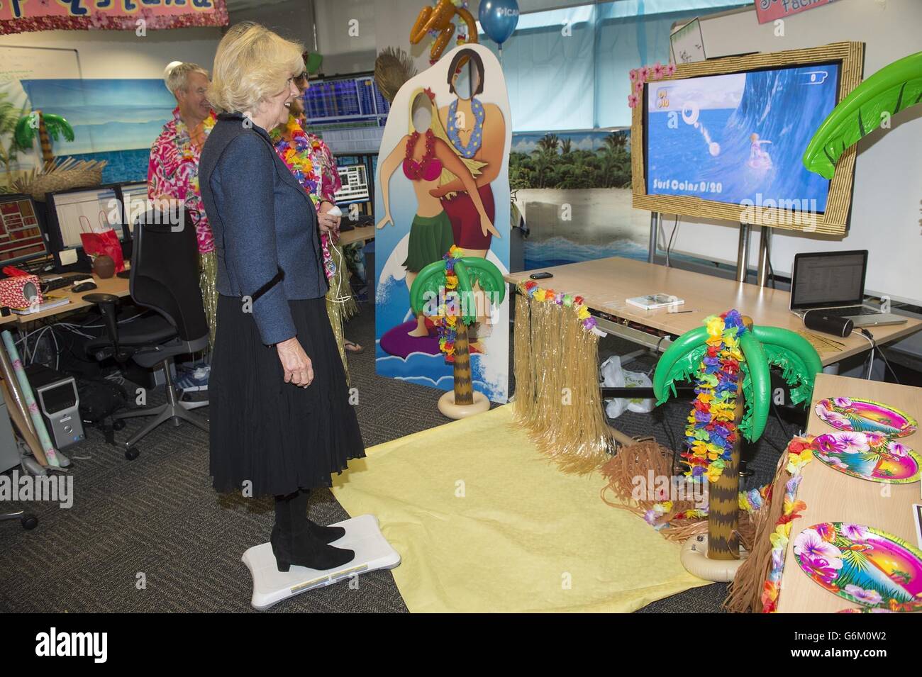 Die Herzogin von Cornwall versucht ein Wii-Surfing-Spiel, während sie am jährlichen ICAP Charity Day im Zentrum von London teilnimmt. Stockfoto