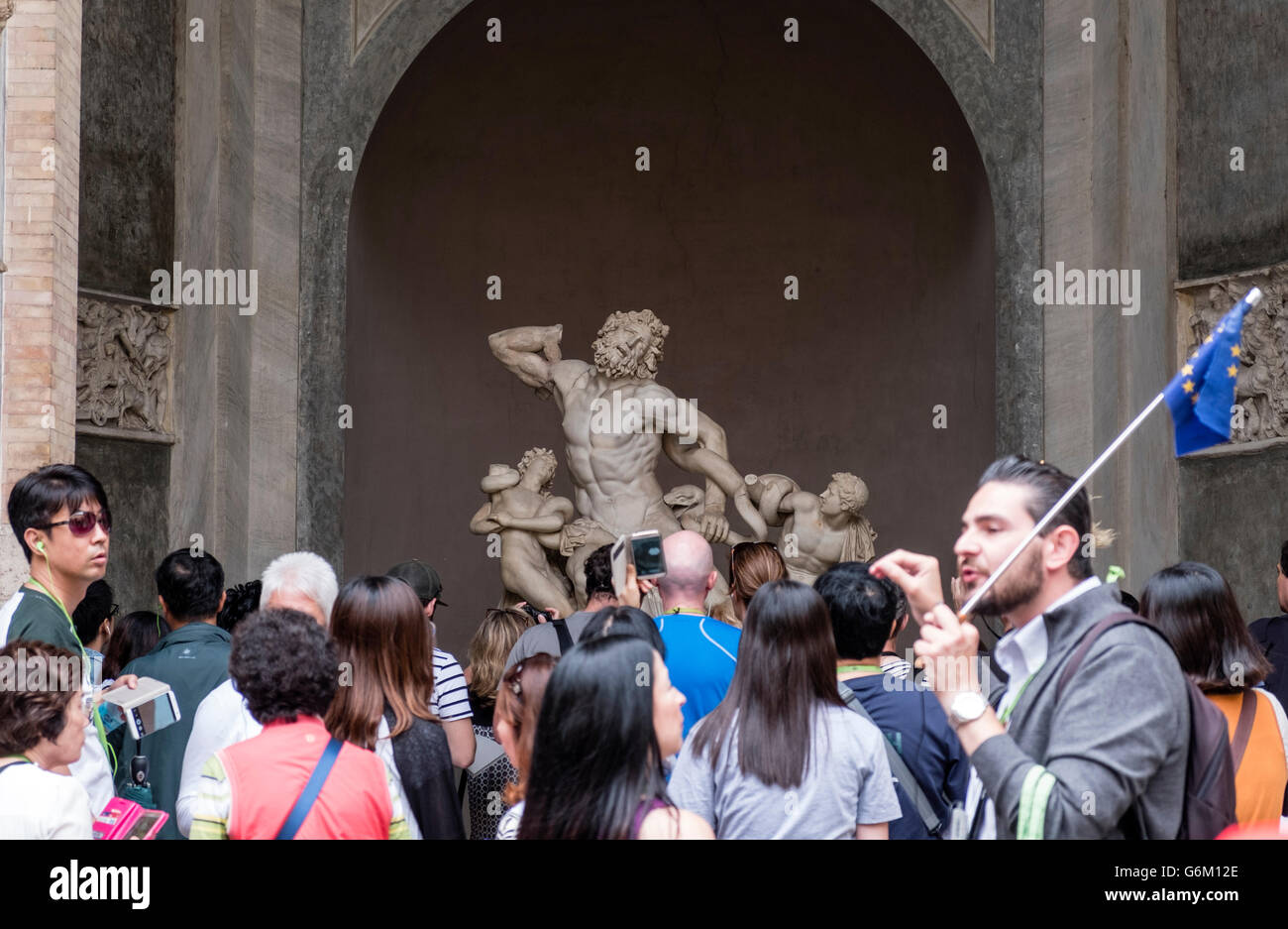 Touristische Reisegruppe Blick auf die Laocošn Gruppe Skulptur im Vatikanischen Museum in Rom, Italien Stockfoto