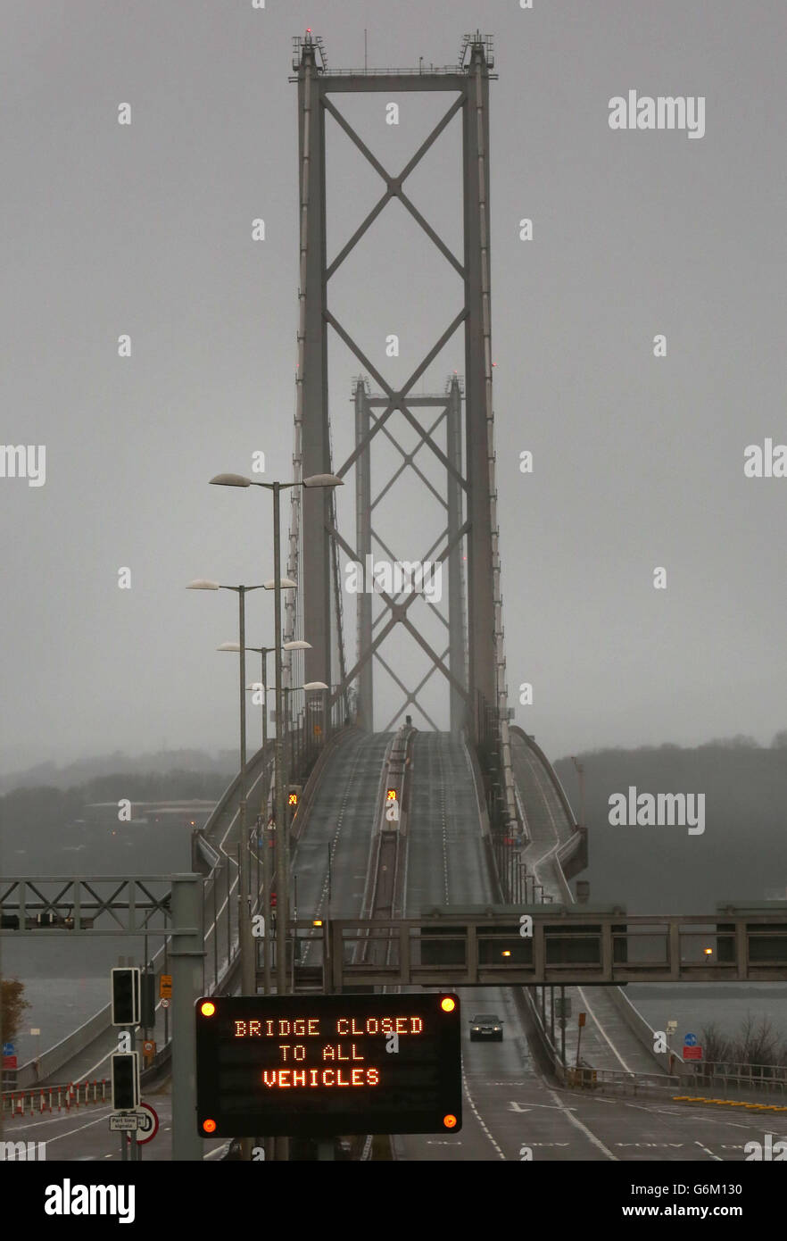 Die Forth Road Bridge ist geschlossen, da Schottland von starken Winden geschlagen wird. Stockfoto