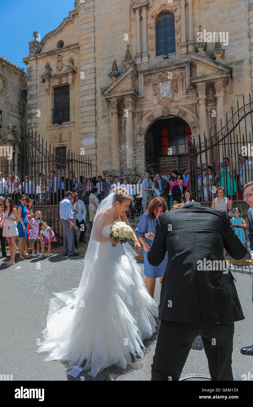 Junges Paar nach der Hochzeit (Kirche), die Tradition bestreut Körner in der Stadt Ronda, Andalusien (Andalucía), Spanien, Europa Stockfoto