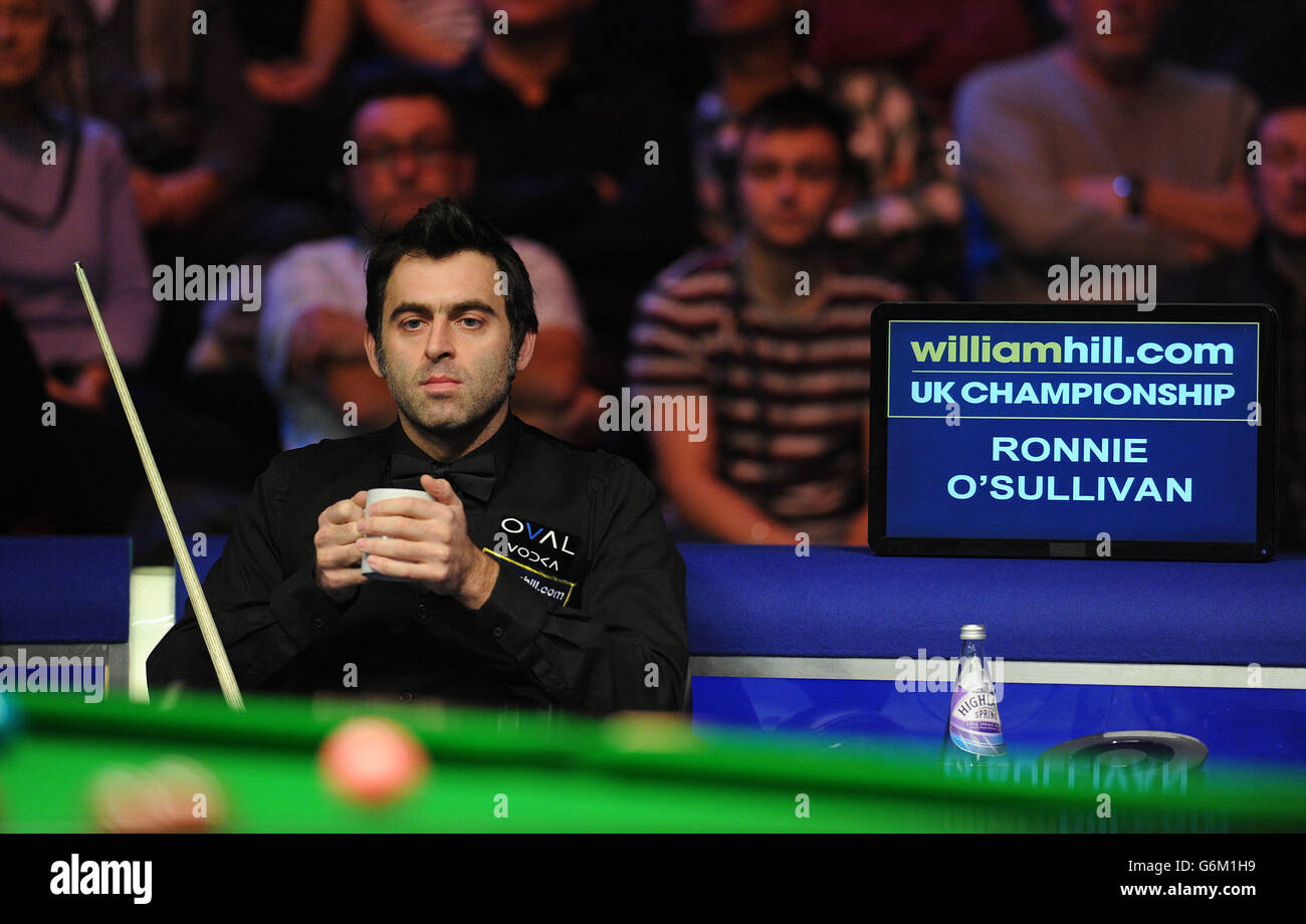 Ronnie O'Sullivan wärmt seine Hand mit einem Pokal in seinem Viertelfinalspiel gegen Stuart Bingham am zehnten Tag der UK Championships williamhill.com im Barbican Center, York. Stockfoto