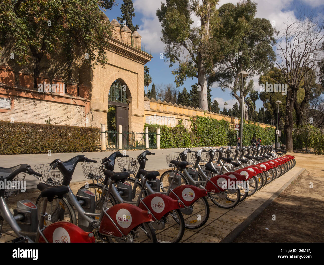 SEVILLA, SPANIEN - 16. MÄRZ 2016: Städtischer Fahrradverleih (Sevici) in Sevilla, Spanien Stockfoto