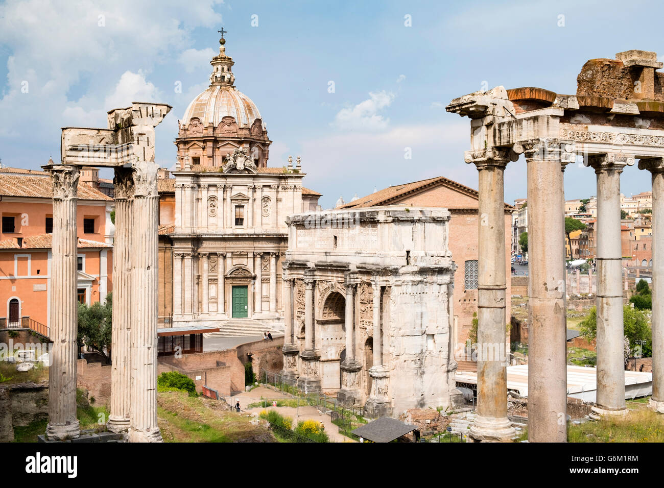 Blick auf das Forum Romanum mit zerstörten Säulen der Tempel des Saturn auf der rechten Seite in Rom, Italien Stockfoto