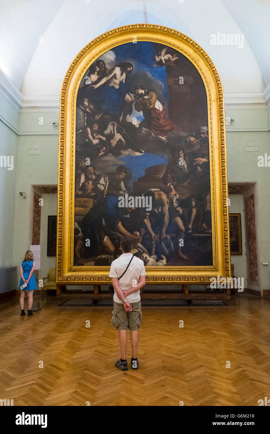 Besucher betrachten Gemälde von Guercino (Giovanni Francesco Barbieri) Seppellimento di Santa Petronilla (Beerdigung von St. Petronilla Stockfoto