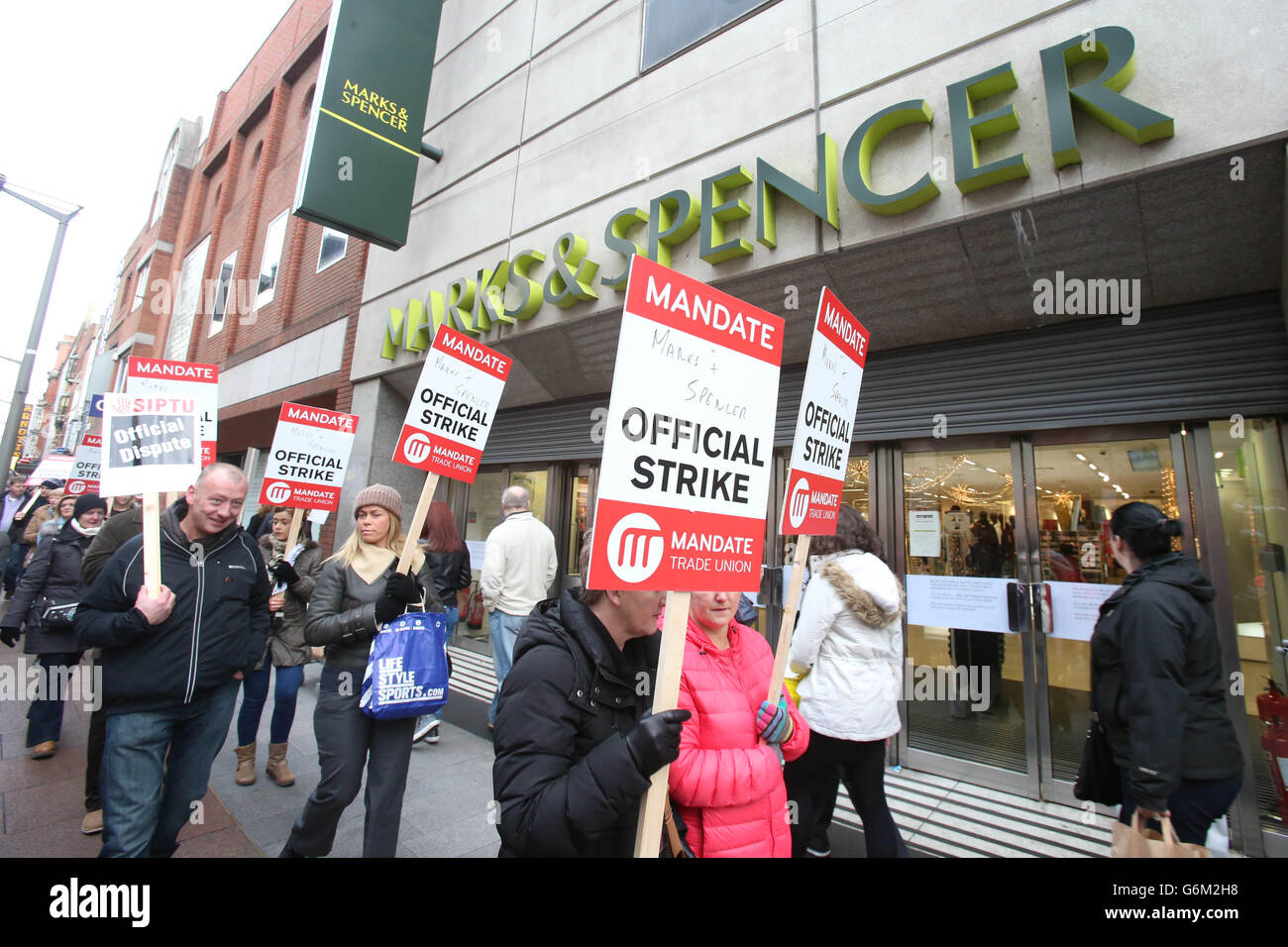 Mitarbeiter in Marks und Spencer Henry Street Store in Dublin Mann Streikposten als Mitarbeiter inszenierte einen Streik über eine Rente Streit und andere Kosteneinschneidungs Vorschläge. Stockfoto