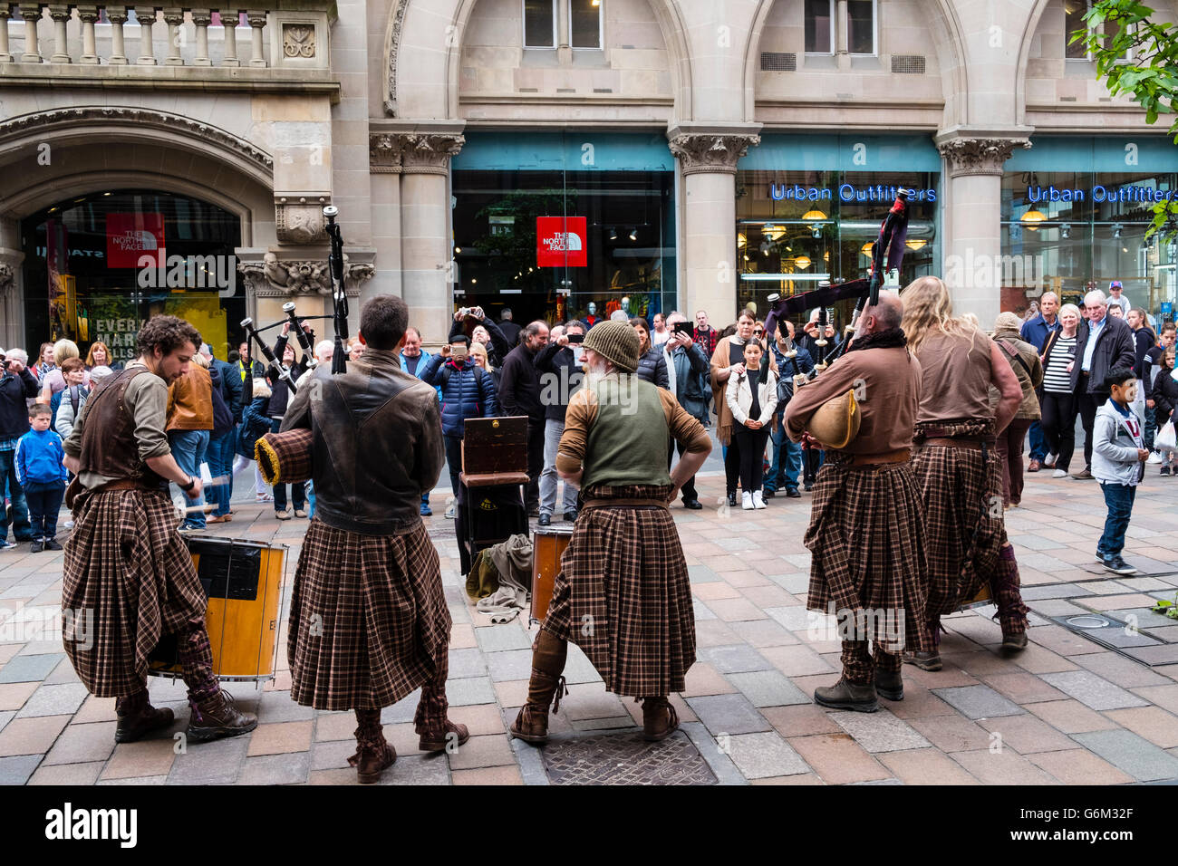 Schottische Straße Straßenmusikern in Kilts spielen traditionellen Musik an der Buchanan Street in Glasgow-Schottland-Großbritannien Stockfoto