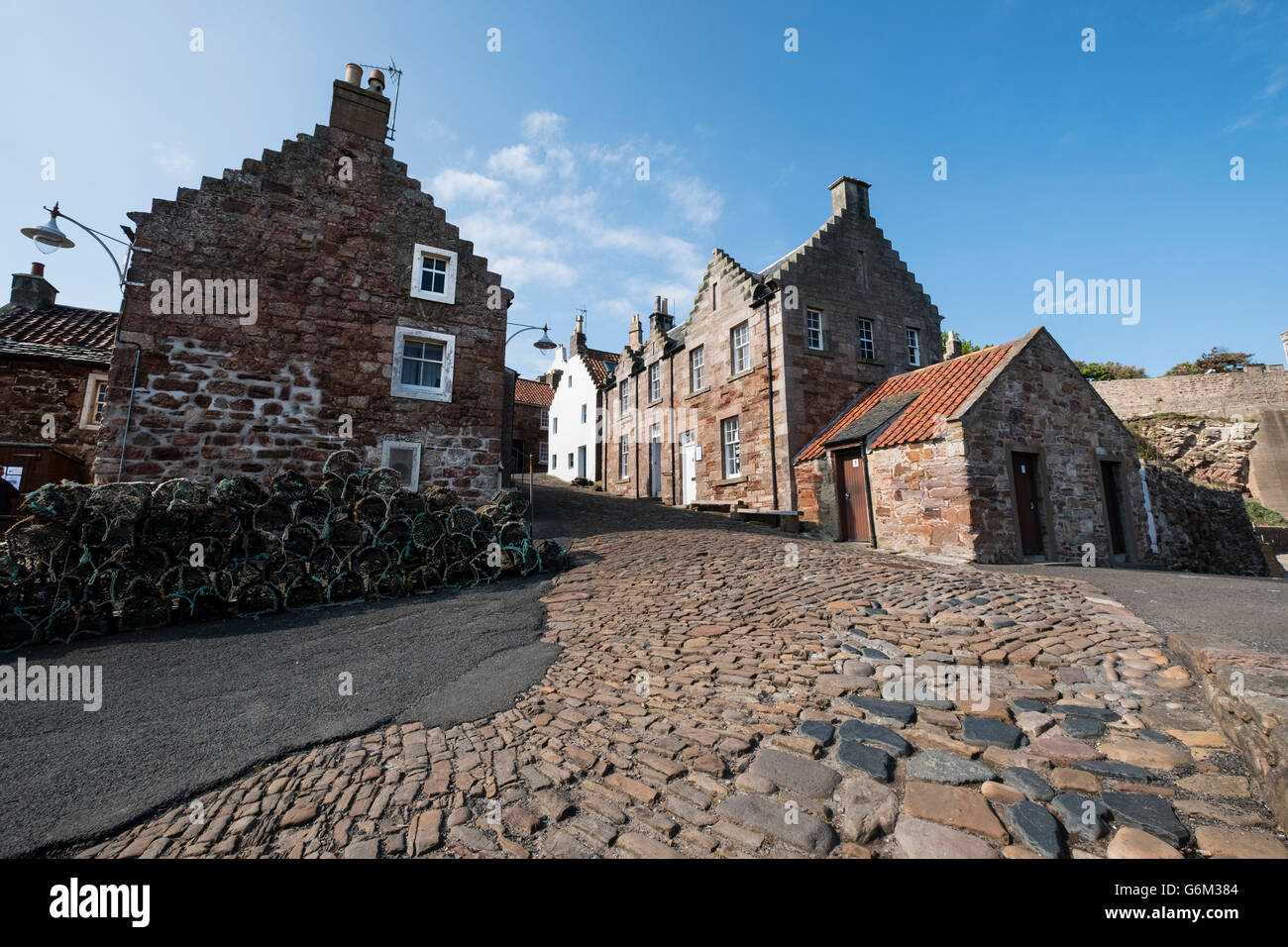 Ansicht der Häuser im historischen Dorf am Crail in der East Neuk of Fife in Schottland, Vereinigtes Königreich Stockfoto