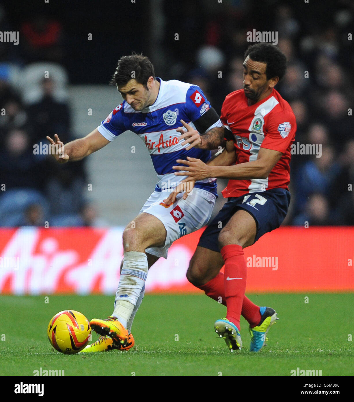 Charlie Austin (links) der Queens Park Rangers und Lee Williamson von Blackburn Rovers während des Sky Bet Championship-Spiels in der Loftus Road, London. DRÜCKEN SIE VERBANDSFOTO. Bilddatum: Samstag, 7. Dezember 2013. Siehe PA Story FUSSBALL QPR. Bildnachweis sollte lauten: Daniel Hambury/PA Wire. Stockfoto