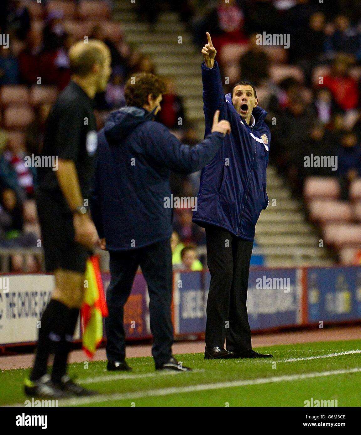 Sunderland-Manager Gus Poyet (rechts) gibt Anweisungen auf der Touchline Stockfoto