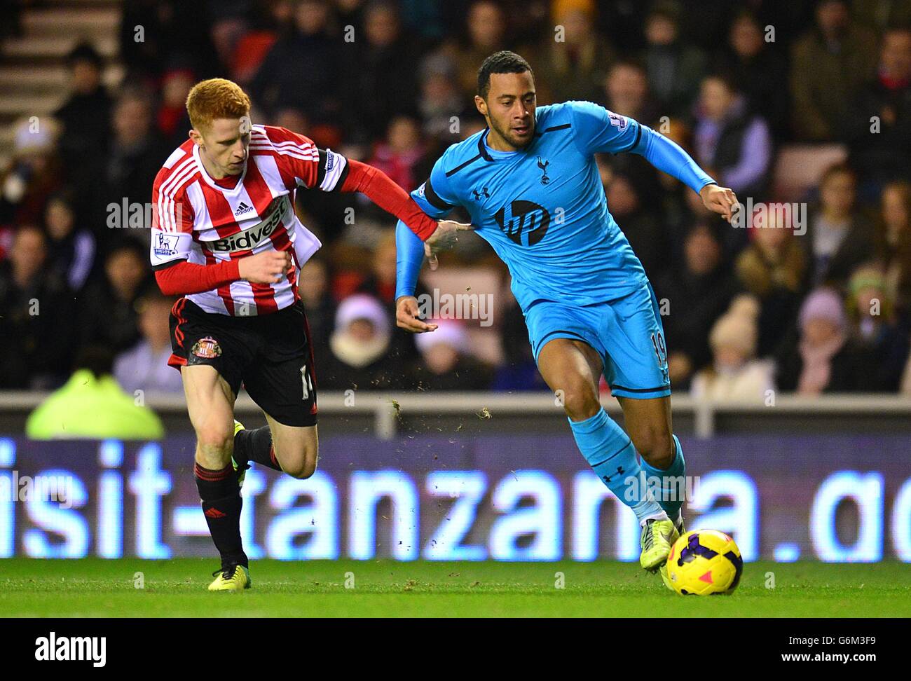 Tottenham Hotspur's Mousa Dembele (rechts) hält Sunderlands Jack Colback vor dem zweiten Tor seiner Seite zurück Stockfoto