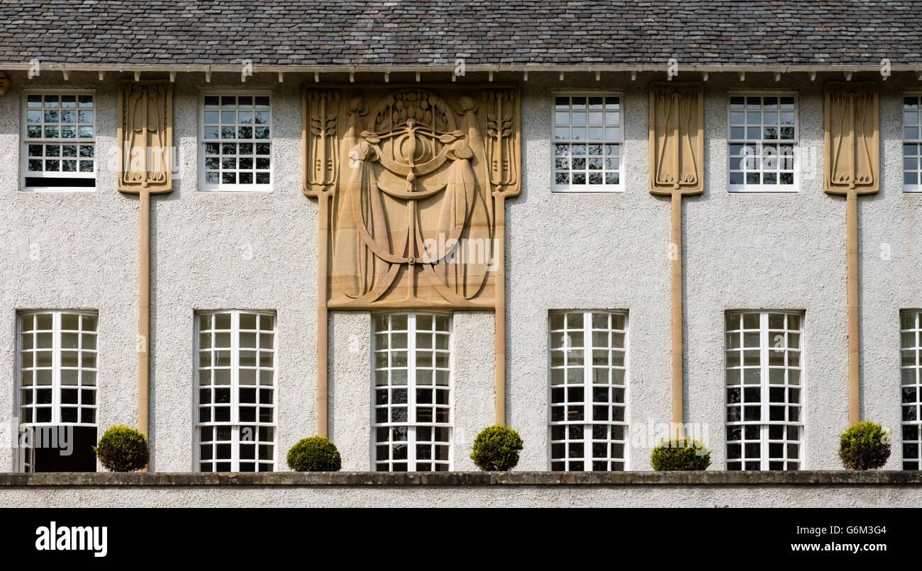 Detail aus der Fassade im Haus für eine Art Lover von Charles Rennie Mackintosh in Bellahouston Park Glasgow, Vereinigtes Königreich Stockfoto