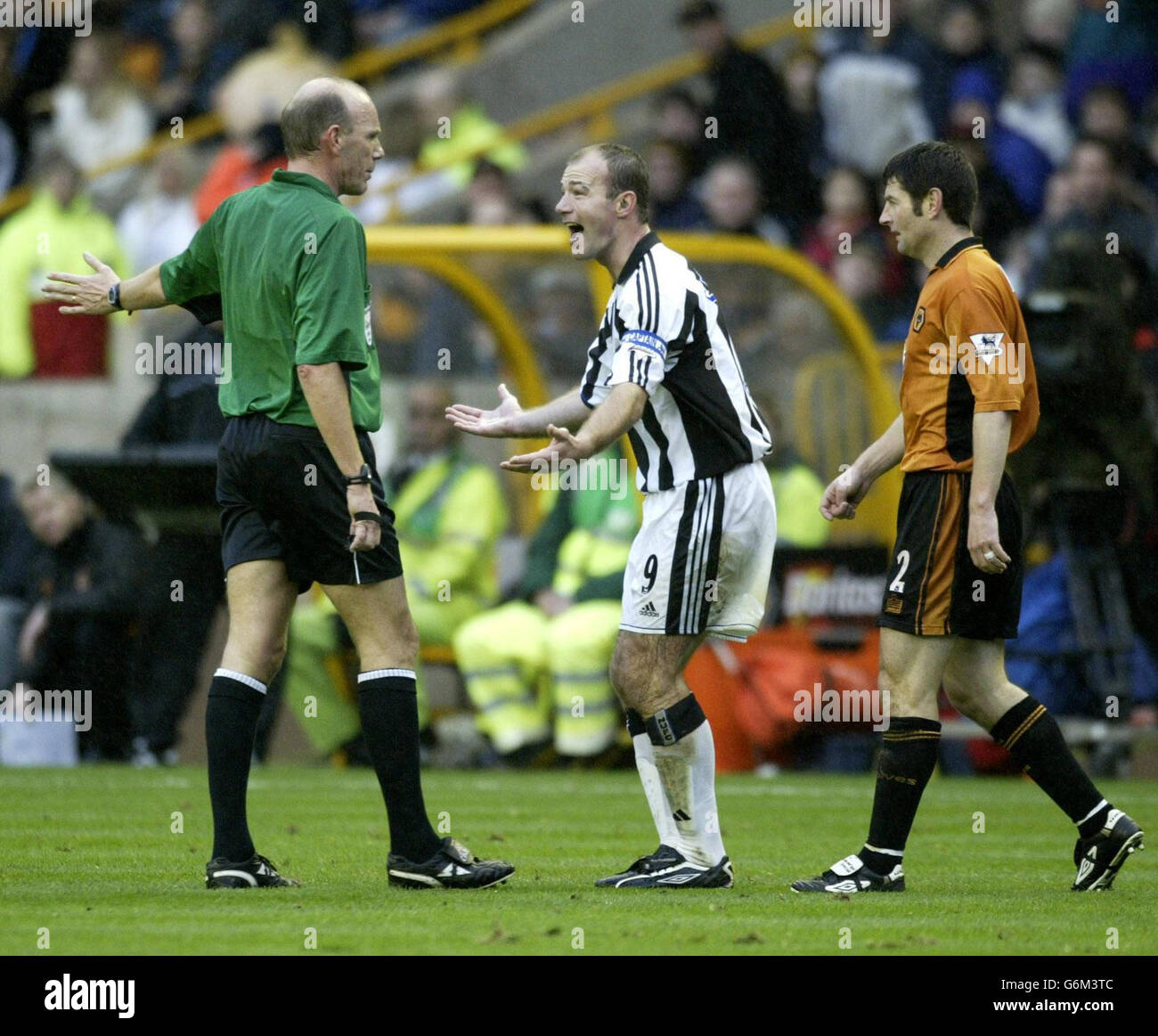 Alan Shearer von Newcastle United beschwert sich gegenüber Schiedsrichter Steve Bennett, nachdem sein Tackle während des Barclaycard Premiership-Spiels gegen Wolves in Molineux, Wolverhampton, als Foul beurteilt wurde. Stockfoto