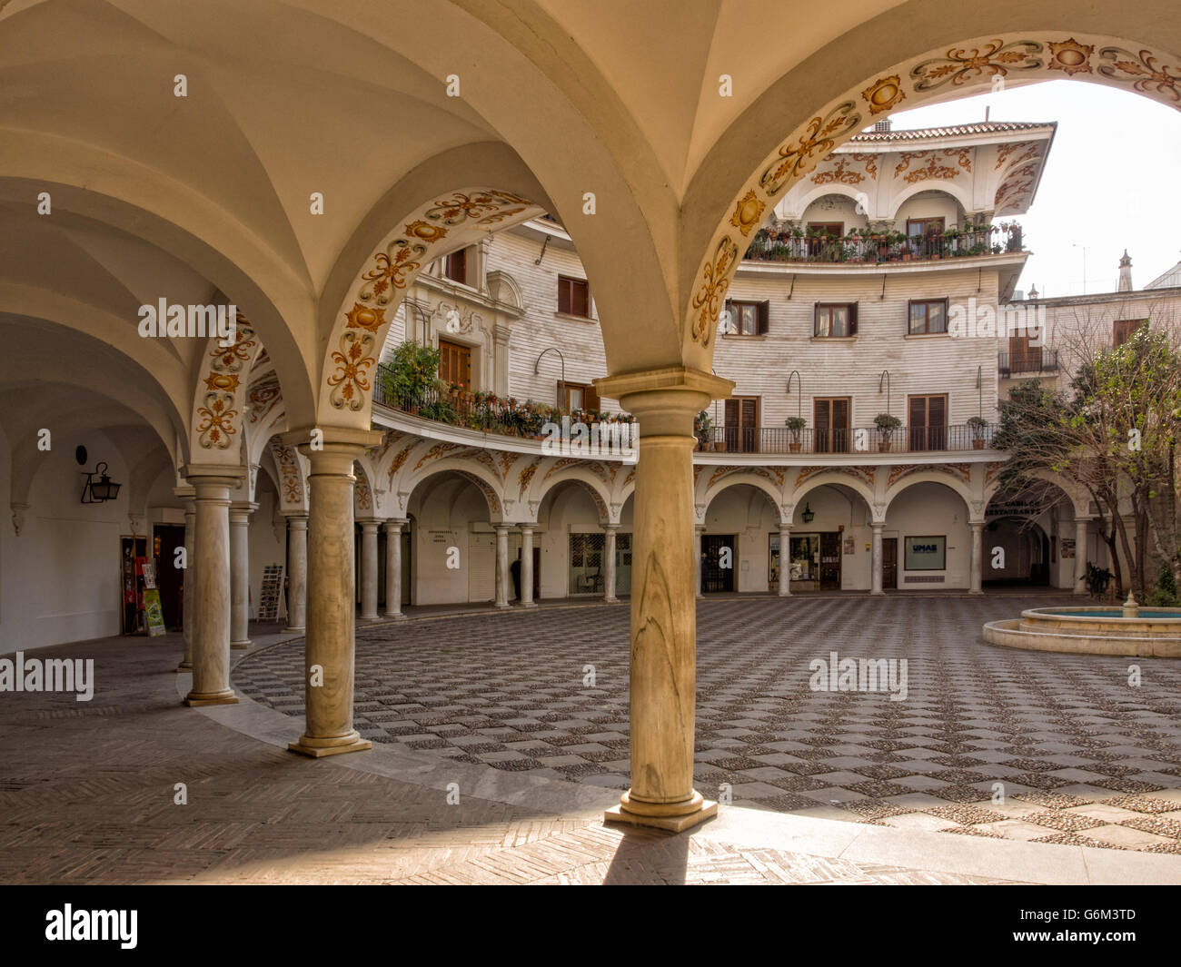 SEVILLA, SPANIEN - 14. MÄRZ 2016: Blick auf die Plaza del Cabildo Centre in Sevilla Stockfoto