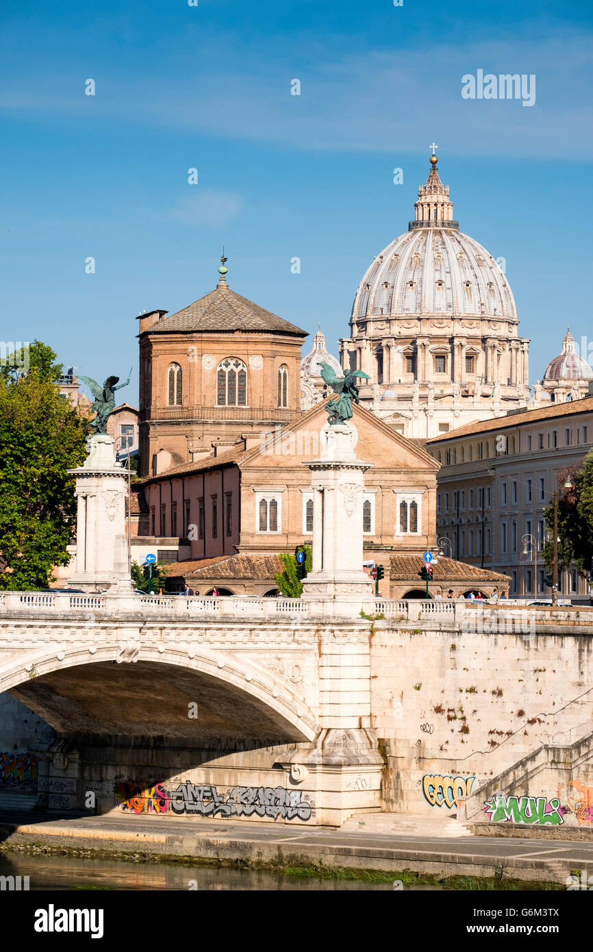 Blick auf den Fluss Tiber, die Ponte Vittorio Emanuele II und den Petersdom im Vatikan Rom, Italien Stockfoto Blick auf den Fluss Tiber, die Ponte Vittorio Emanuele II und den Petersdom im Vatikan Rom, Italien Stockfoto