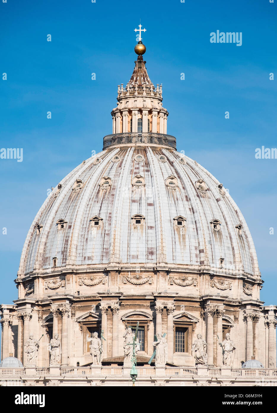 Blick auf St. Peters Basilika Kuppel in St Peter es Square in Vatikanstadt Rom, Italien Stockfoto