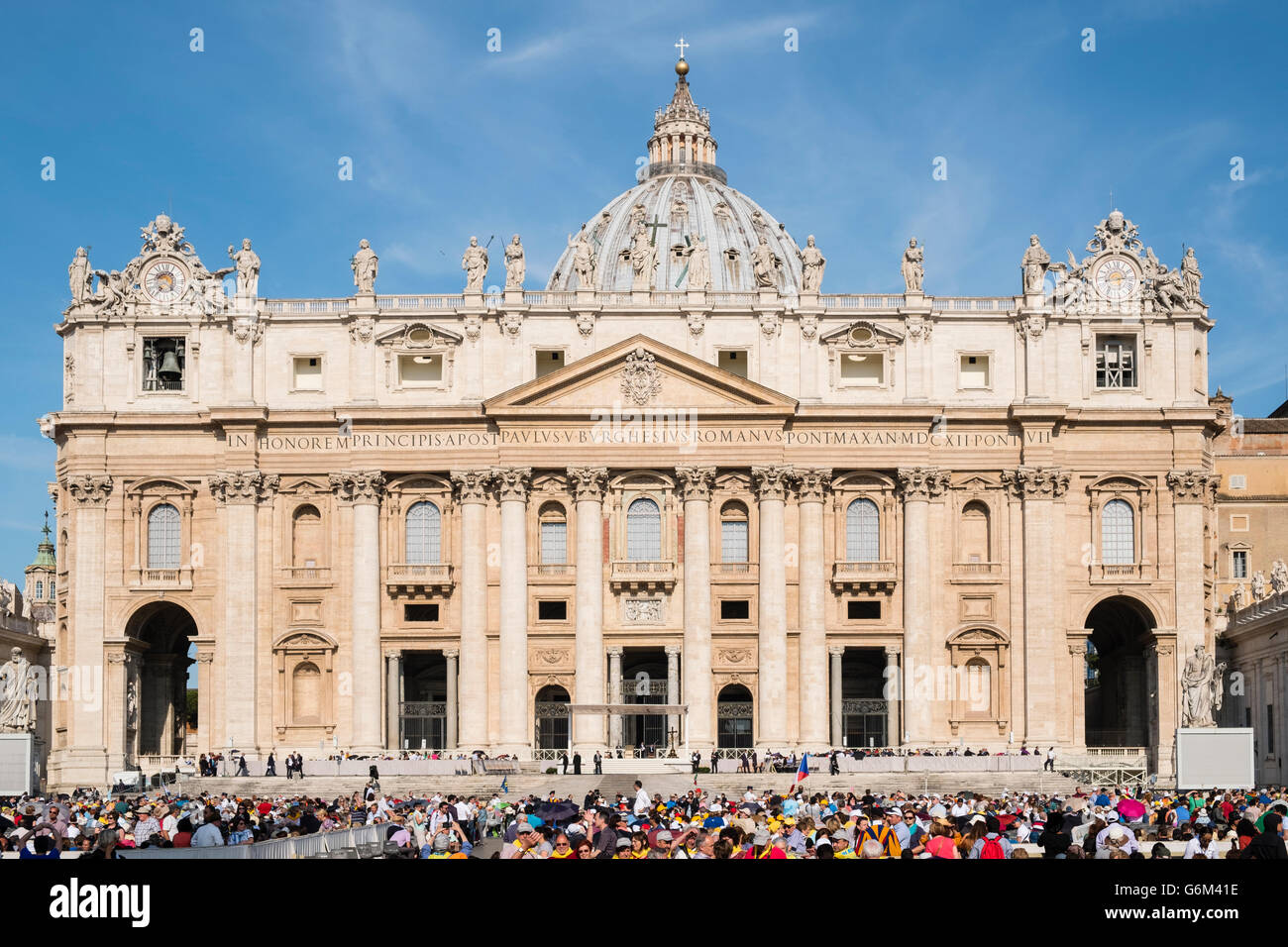 Blick auf St. Peters Basilika während der Audienz mit dem Papst in St Peter es Square in Vatikanstadt Rom, Italien Stockfoto