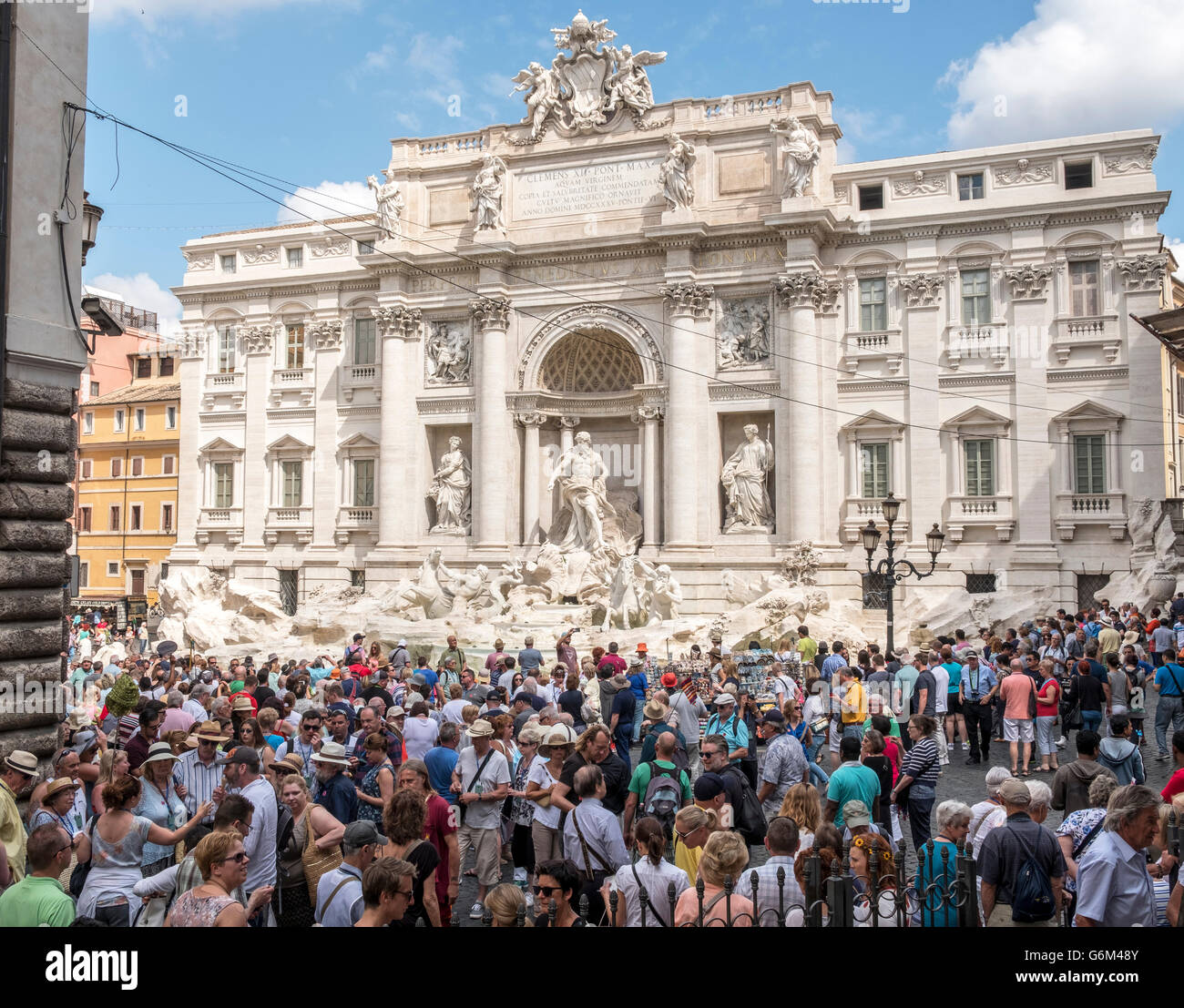 Trevi-Brunnen oder Fontana di Trevia mit vielen Touristen in Rom Italien Stockfoto