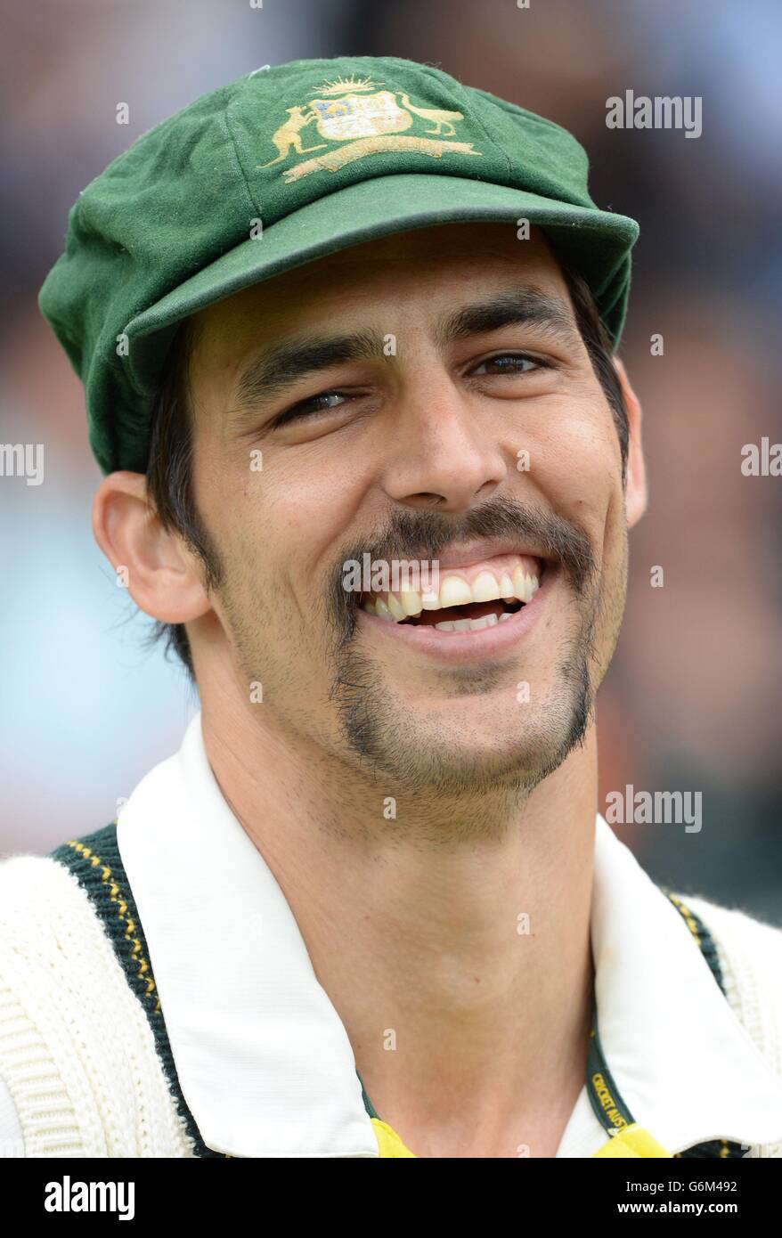 Der Australier Mitchell Johnson lacht am fünften Tag des zweiten Testmatches im Adelaide Oval, Adelaide, Australien. Stockfoto