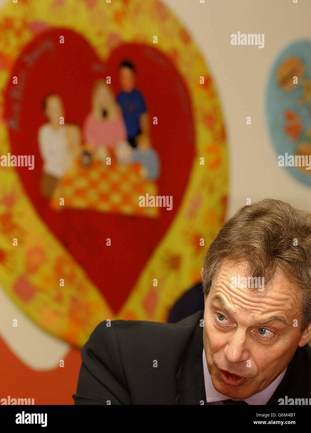 Premierminister Tony Blair bei einem Besuch im Fairfield Community Center in Bramley, Leeds. Nach der Sitzung erklärte er dem Treffen, dass er der Meinung war, dass der Schlüssel zur Lösung der Probleme des antisozialen Verhaltens in einem zweigleisigen Ansatz kurz- und langfristiger Politik liegt. Stockfoto