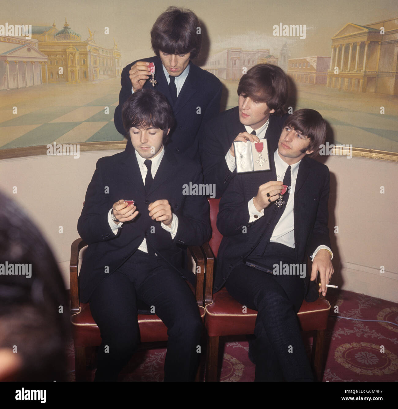 Die Beatles stellen ihre MBEs im Saville Theatre aus, nachdem sie sie von der Queen im Buckingham Palace empfangen haben. (Oben links, im Uhrzeigersinn: George Harrison, John Lennon, Ringo Starr und Paul McCartney) Stockfoto