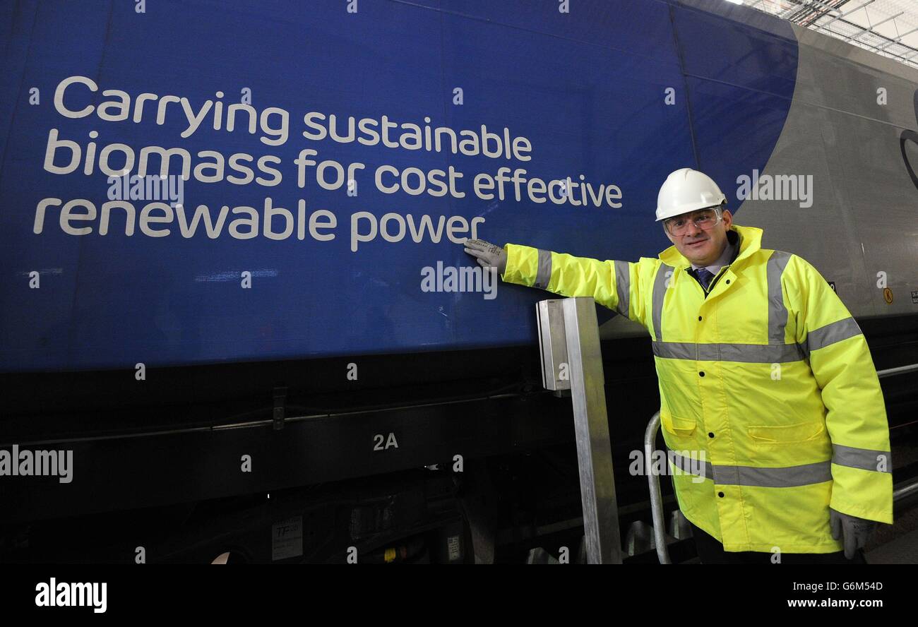 Energieminister Ed Davey neben einem Zug, der Biomassekraftstoff transportiert, im Kraftwerk Drax in der Nähe von Selby, North Yorkshire. Stockfoto