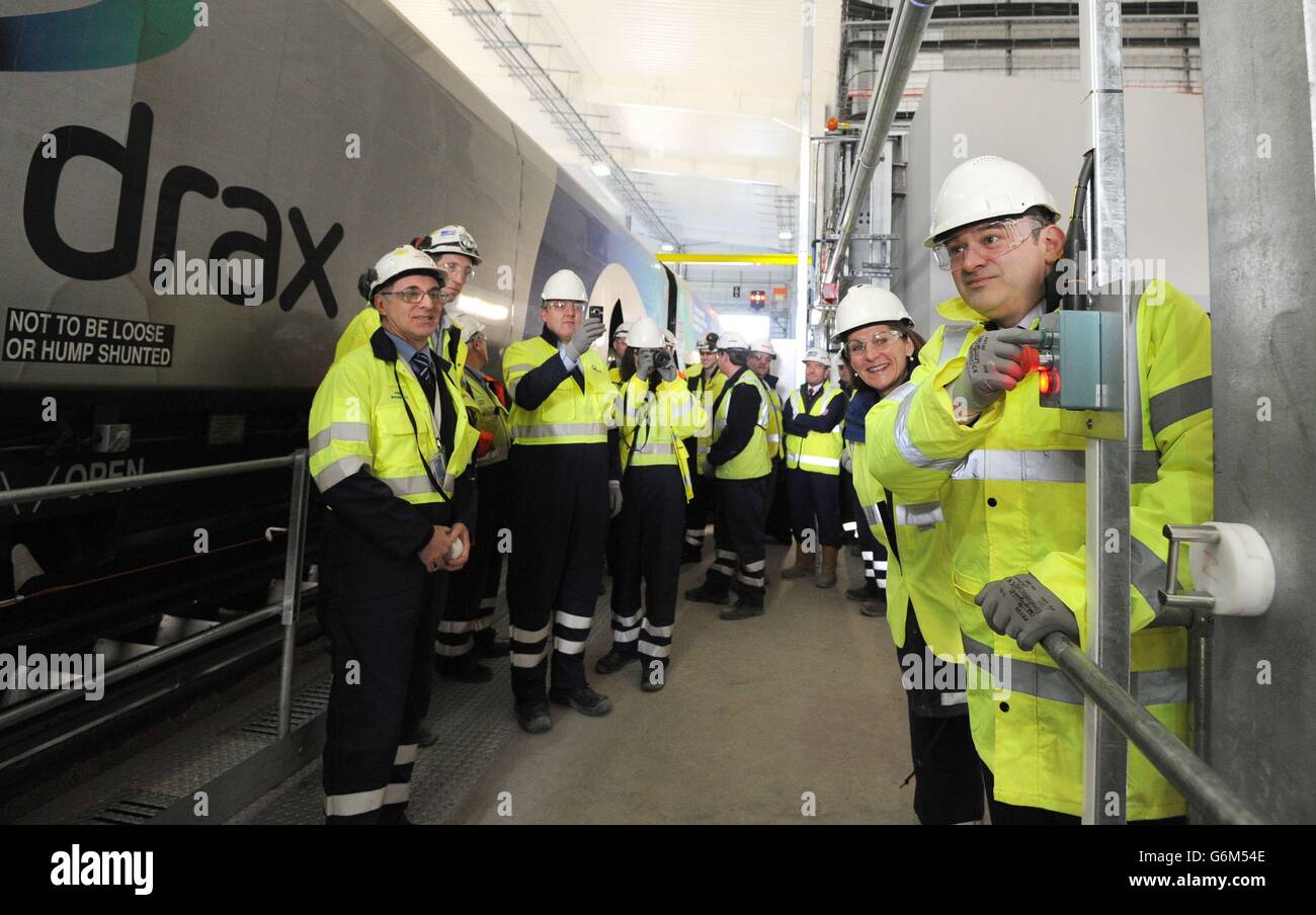 Energieminister Ed Davey drückt den Knopf, um einen Zug mit Biomassekraftstoff im Kraftwerk Drax in der Nähe von Selby, North Yorkshire, zu bewegen. Stockfoto