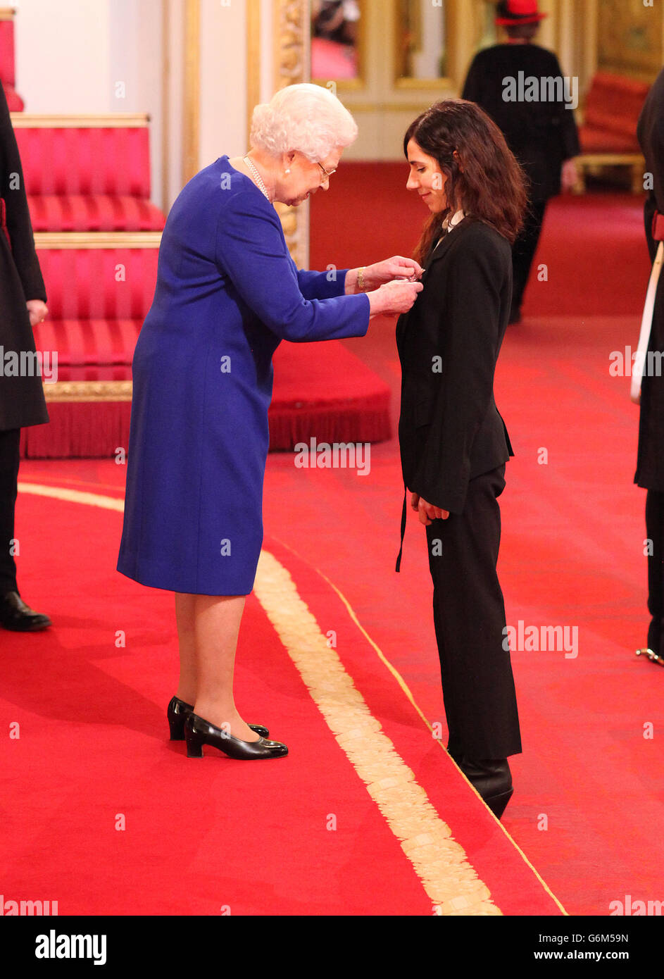 Miss Polly Harvey aus Dorchester wird von Queen Elizabeth II im Buckingham Palace zu einem MBE gemacht. DRÜCKEN Sie VERBANDSFOTO. Bilddatum: Dienstag, 10. Dezember 2013. Siehe PA Geschichte ROYAL Investiture. Bildnachweis sollte lauten: Dominic Lipinski/PA Wire Stockfoto