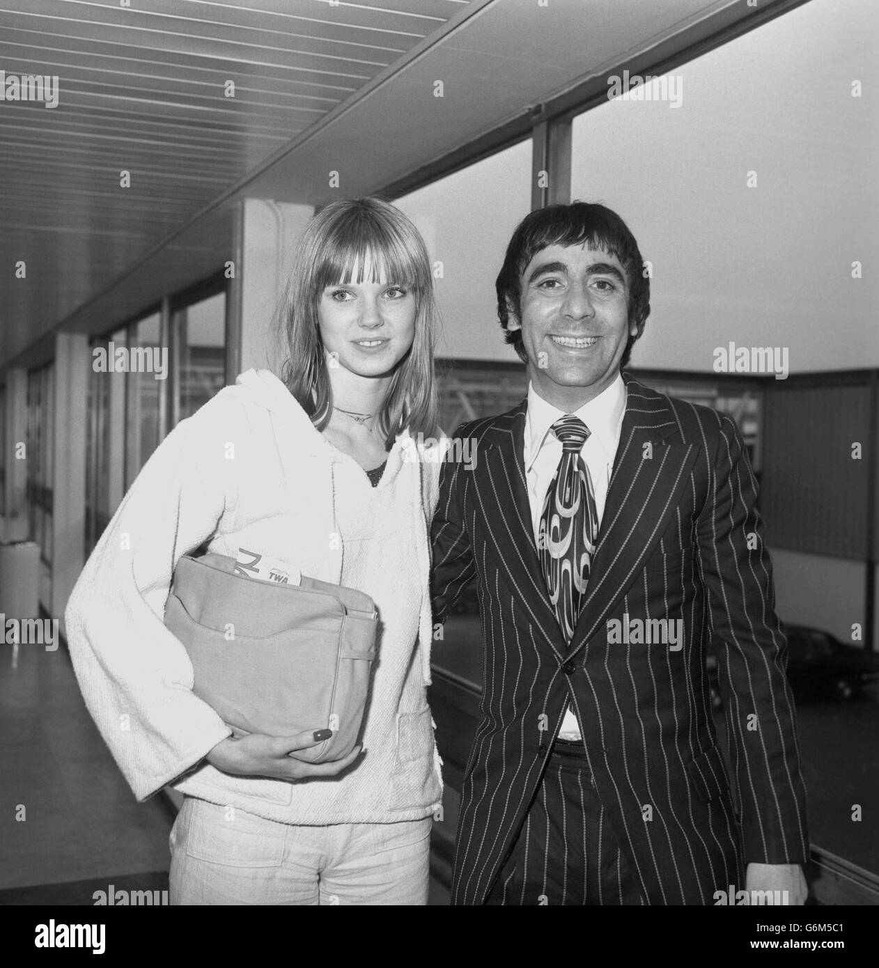 Keith Moon, Schlagzeuger der Rockband The Who, und seine Freundin Annette Walter-Lax landen auf dem Londoner Flughafen Heathrow, nachdem sie von Los Angeles aus, wo sie schon gelebt haben, gereist sind. Stockfoto