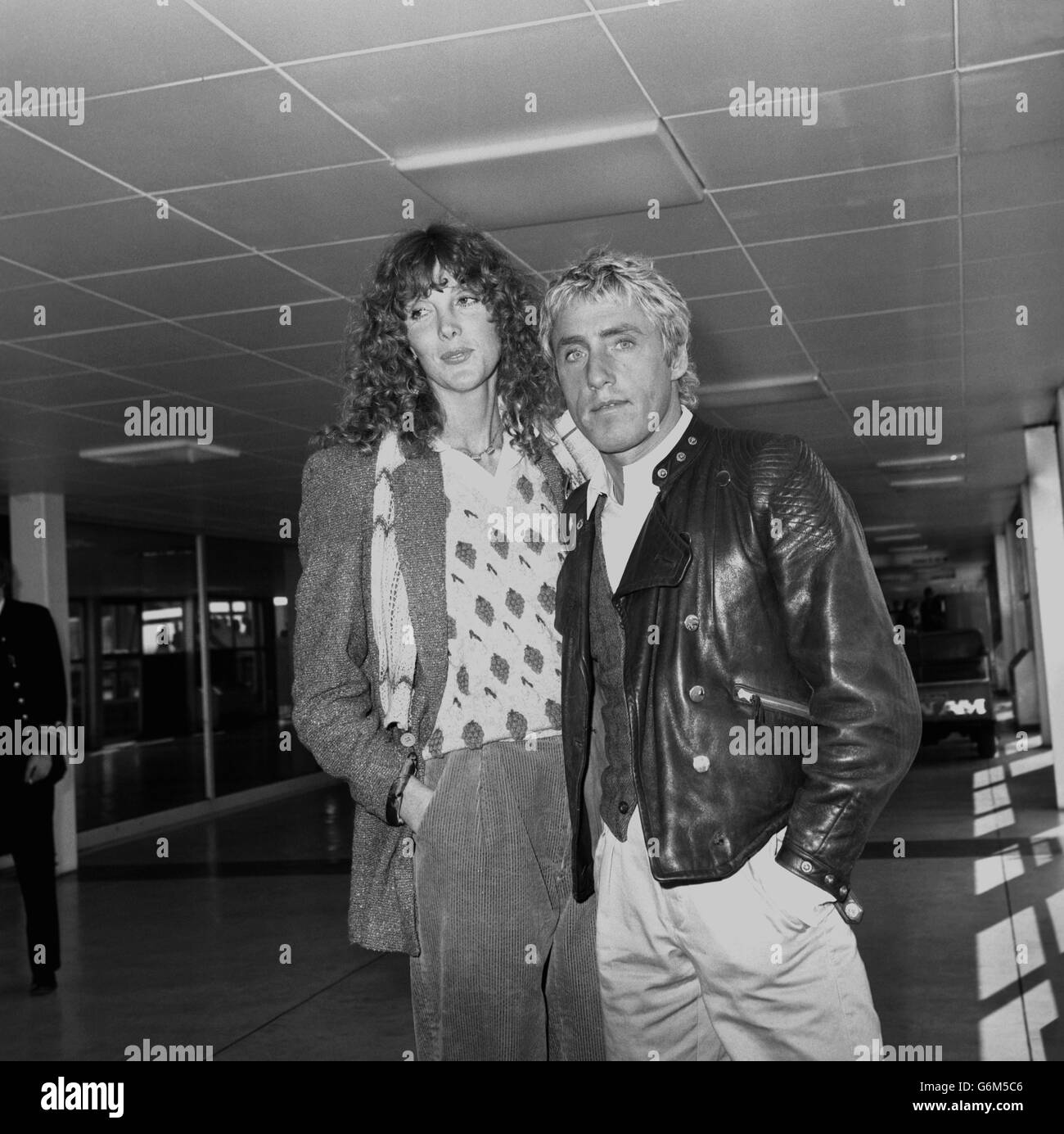 Der WHO-Sänger Roger Daltrey und seine Frau Heather am Londoner Flughafen Heathrow, bevor sie nach Vancouver fliegen, wo die Rockband 18 eine vierwöchige Konzerttournee durch Kanada und Nordamerika beginnt. Stockfoto