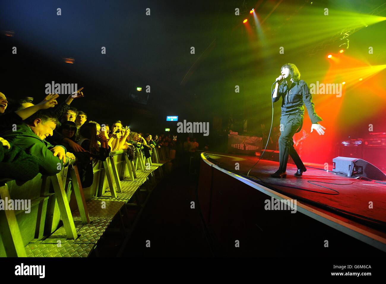 Bobby Gillespie von Primal Scream tritt im Winter Wonderland 2013 von XFM im O2 Apollo Manchester auf. Stockfoto