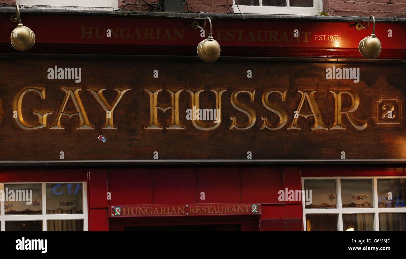 Das ungarische Restaurant Gay Hussar, 2 Greek Street, London als Genossenschaft aus Politik, Medien und Kunst, die sich zur Rettung des berühmten Restaurants gebildet hat, sucht nach dringenden Gesprächen mit dem derzeitigen Eigentümer, nachdem er ein verlorengekauftes Angebot eingereicht hat. Stockfoto