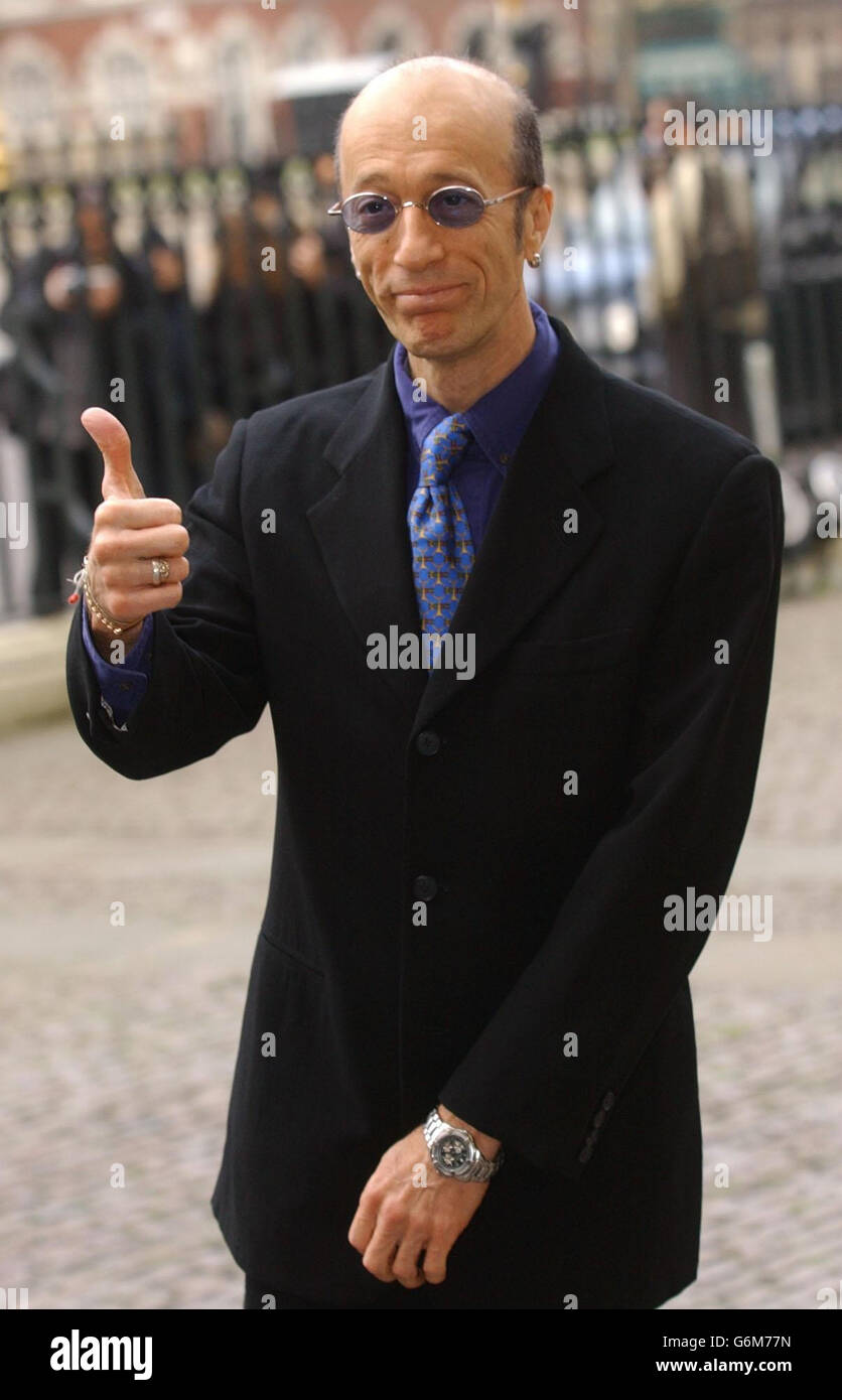 Bee Gee Robin Gibb trifft bei der Zeremonie für den Preis „das Kind des Mutes“ der Frau ein, der in der Westminster Abbey in London stattfand. Stockfoto