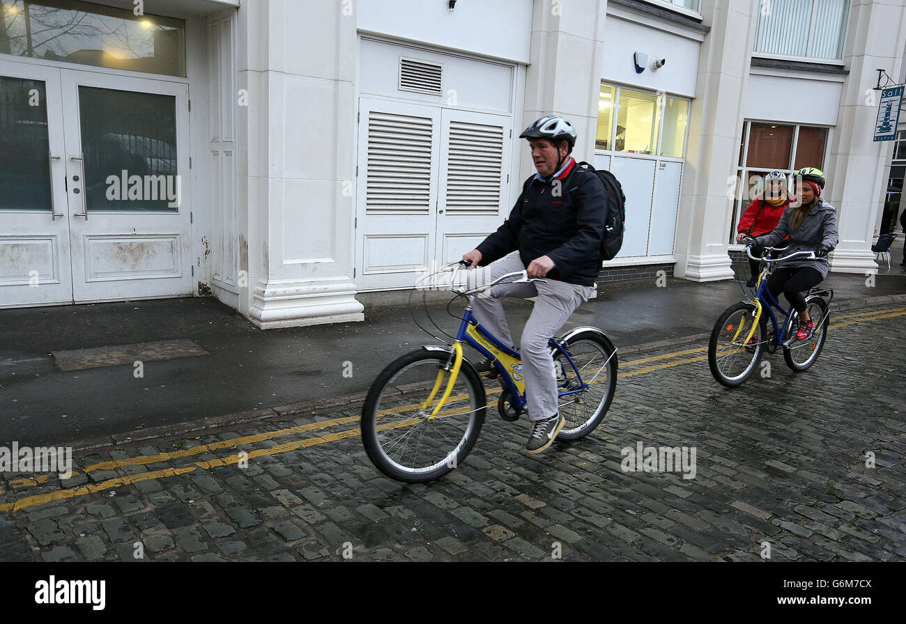 Australische Touristen kommen bei einer Fahrradtour durch das Stadtzentrum von Belfast an einem Eingang vorbei, an dem eine kleine Explosion im Cathedral Quarter der Stadt zu sehen war. Stockfoto