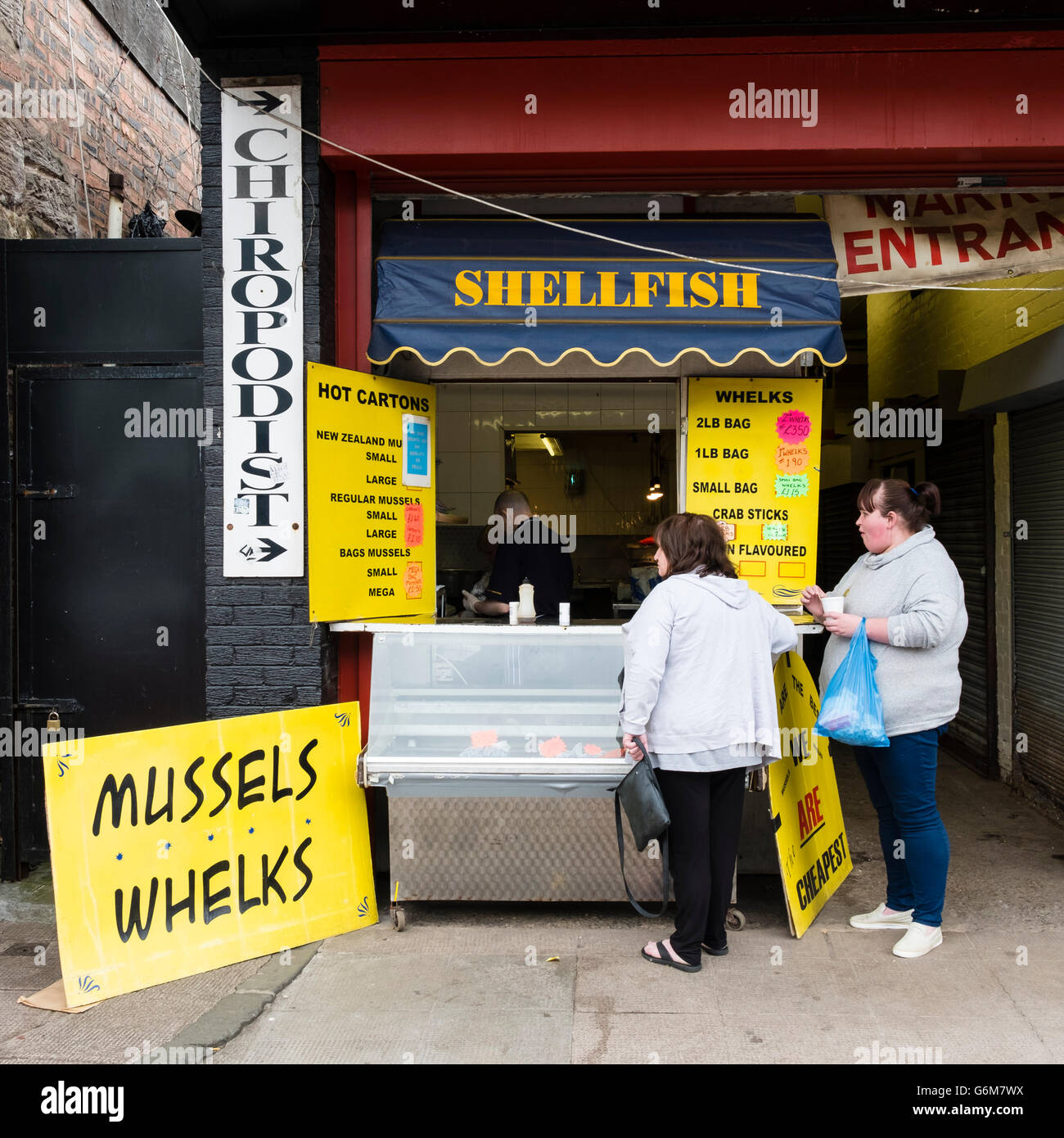 Kleiner Fisch Kiosk mit Muscheln an Barras Markt in Gallowgate Glasgow, Vereinigtes Königreich Stockfoto