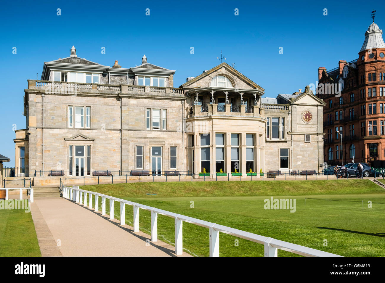 Ansicht der königlichen und alten Clubhaus auf dem Old Course in St. Andrews in Fife, Schottland, Vereinigtes Königreich Stockfoto