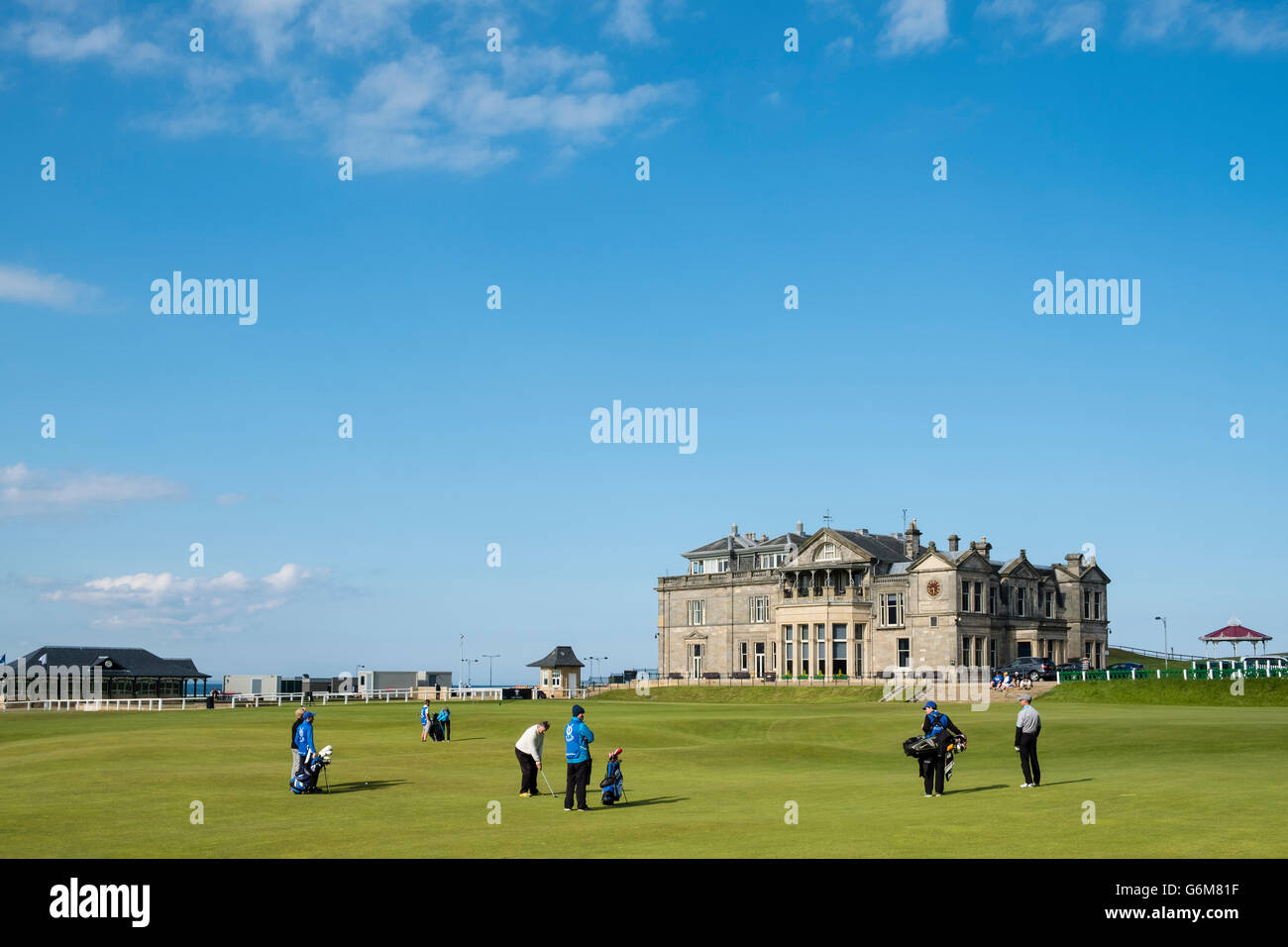 Der Royal and Ancient Clubhouse neben 18. Grün auf Old Course in St. Andrews Golfplatz in Fife, Schottland, Vereinigtes Königreich Stockfoto