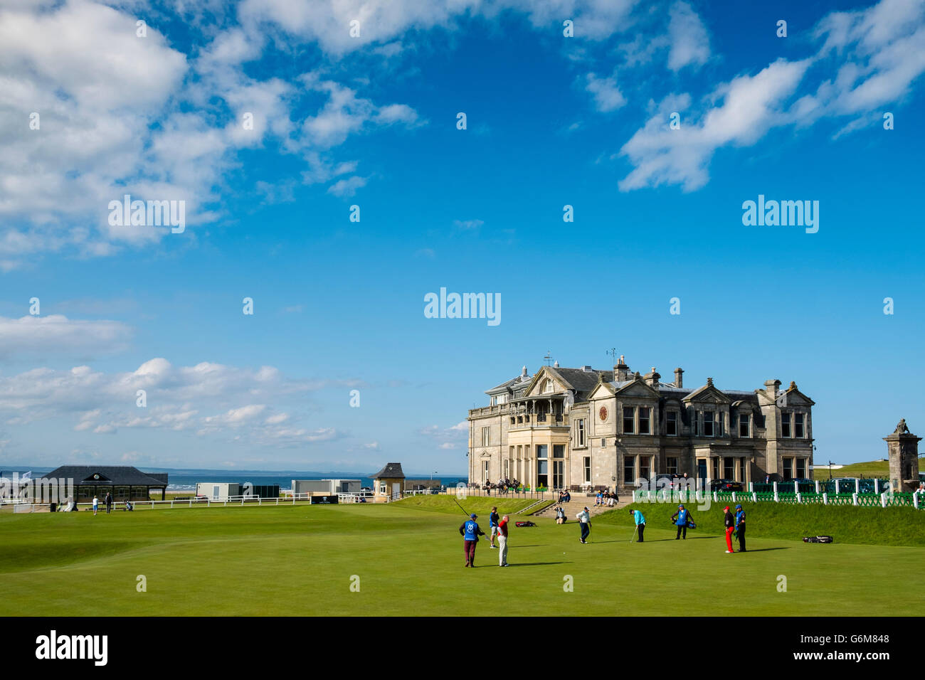 Der Royal and Ancient Clubhouse neben 18. Grün auf Old Course in St. Andrews Golfplatz in Fife, Schottland, Vereinigtes Königreich Stockfoto