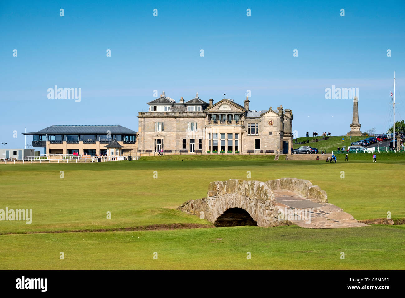 Ansicht des Klubhauses und Brennen Swilken Bridge auf dem Fairway von Loch 18, Tom Morris, am Old Course in St Andrews, Fife, Schottland, Vereinigtes Königreich Stockfoto