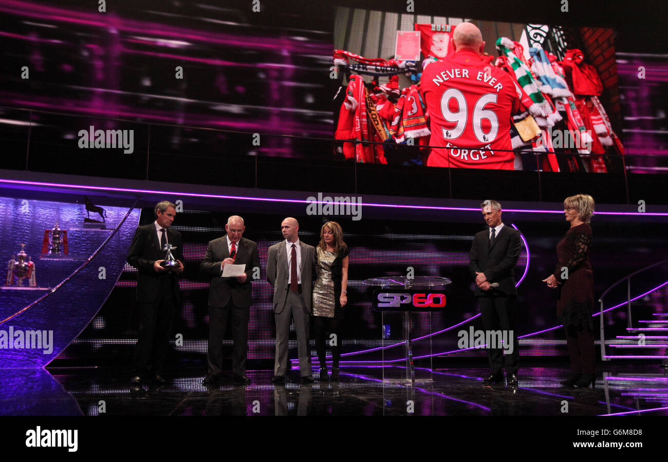 Alan Hansen überreicht den Helen Rollason Award 2013 an Danny Gordon (Bruder), Michael Williams (Sohn) und Sara Williams (Tochter) der Gewinnerin Anne Williams während der BBC Sports Personality of the Year Awards 2013 in der First Direct Arena in Leeds. Stockfoto