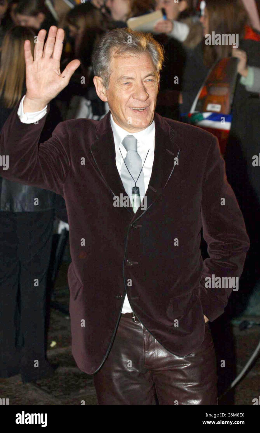 Der Star des Films Sir Ian McKellen kommt zur britischen Premiere von Herr der Ringe: Die Rückkehr des Königs auf dem Odeon Leicester Square im Zentrum von London. Der dritte Film in der Herr der Ringe-Trilogie - Regie: Peter Jackson - erscheint am 17. Dezember 2003. Stockfoto