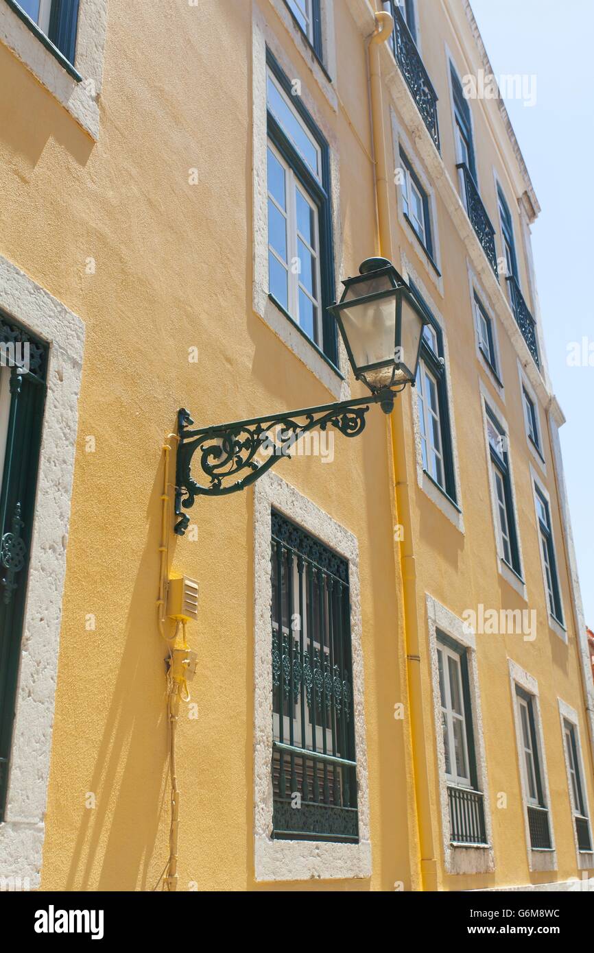 Farbige gelbe Gebäude Details wie eine Lampe in Lissabon, Portugal Stockfoto