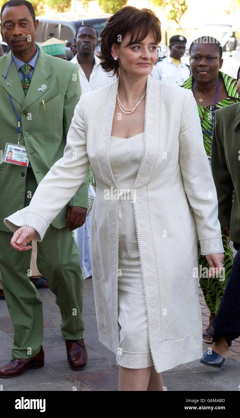 Die Frau des Premierministers Cherie Blair bei einem Besuch an Marktständen im "Nigerian National Women's Centre" in Abuja. Cherie begleitet ihren Mann beim jährlichen Treffen der Commonwealth-Regierungschefs in Nigeria. Stockfoto