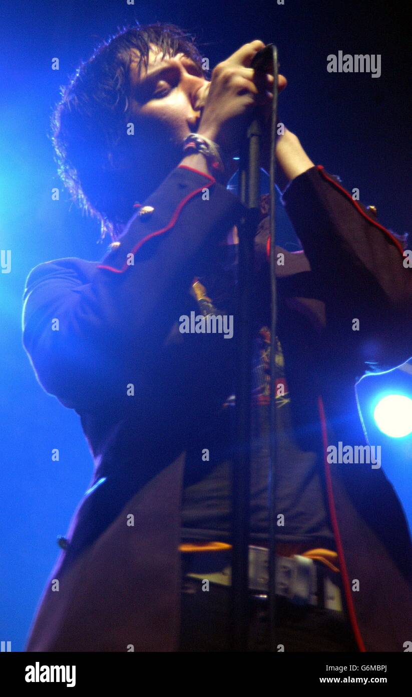 Julian Casablancas Leadsänger der Schlaganfälle treten auf der Bühne im Alexandra Palace in London auf. Stockfoto