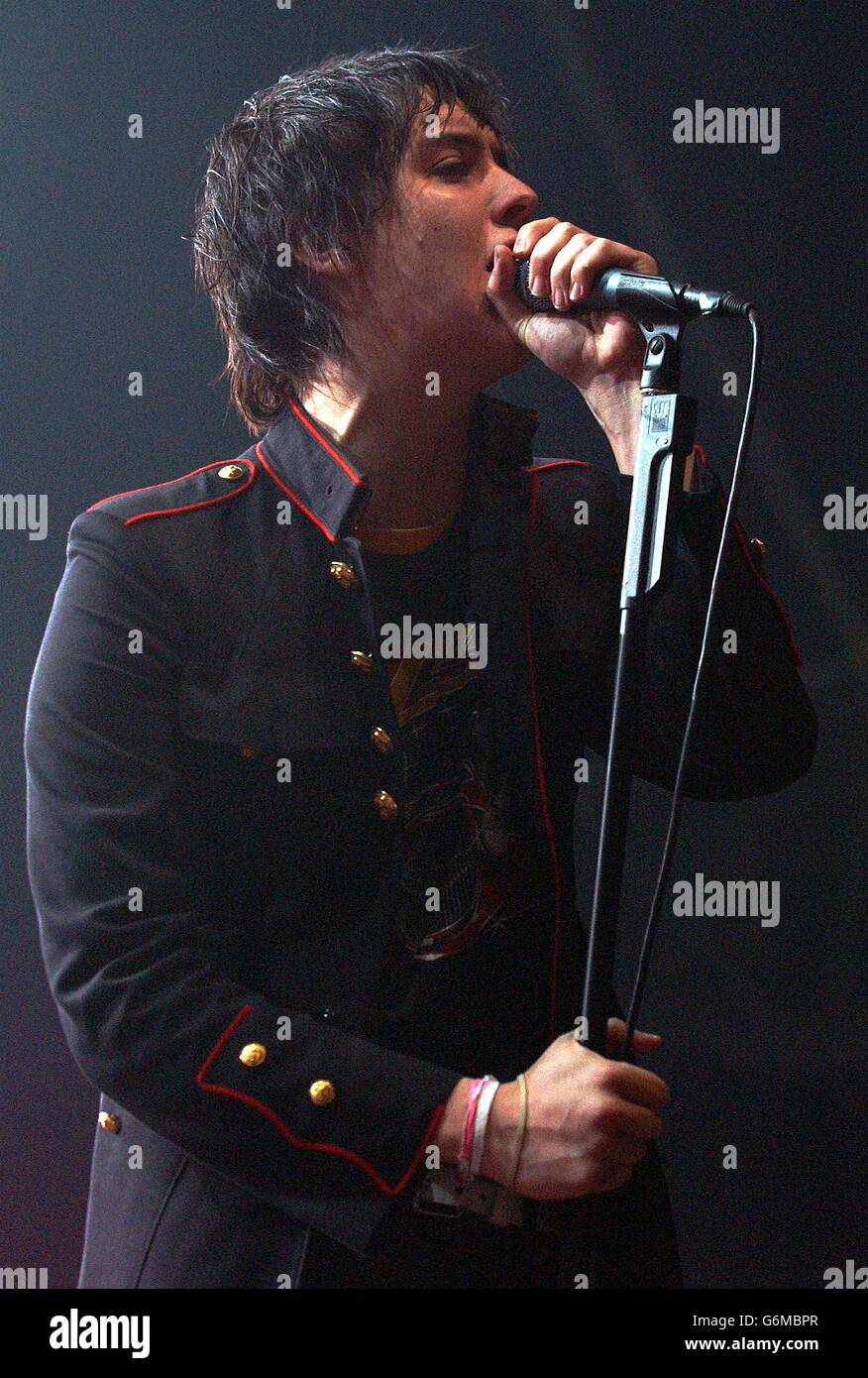 Julian Casablancas Leadsänger der Schlaganfälle treten auf der Bühne im Alexandra Palace in London auf. Stockfoto