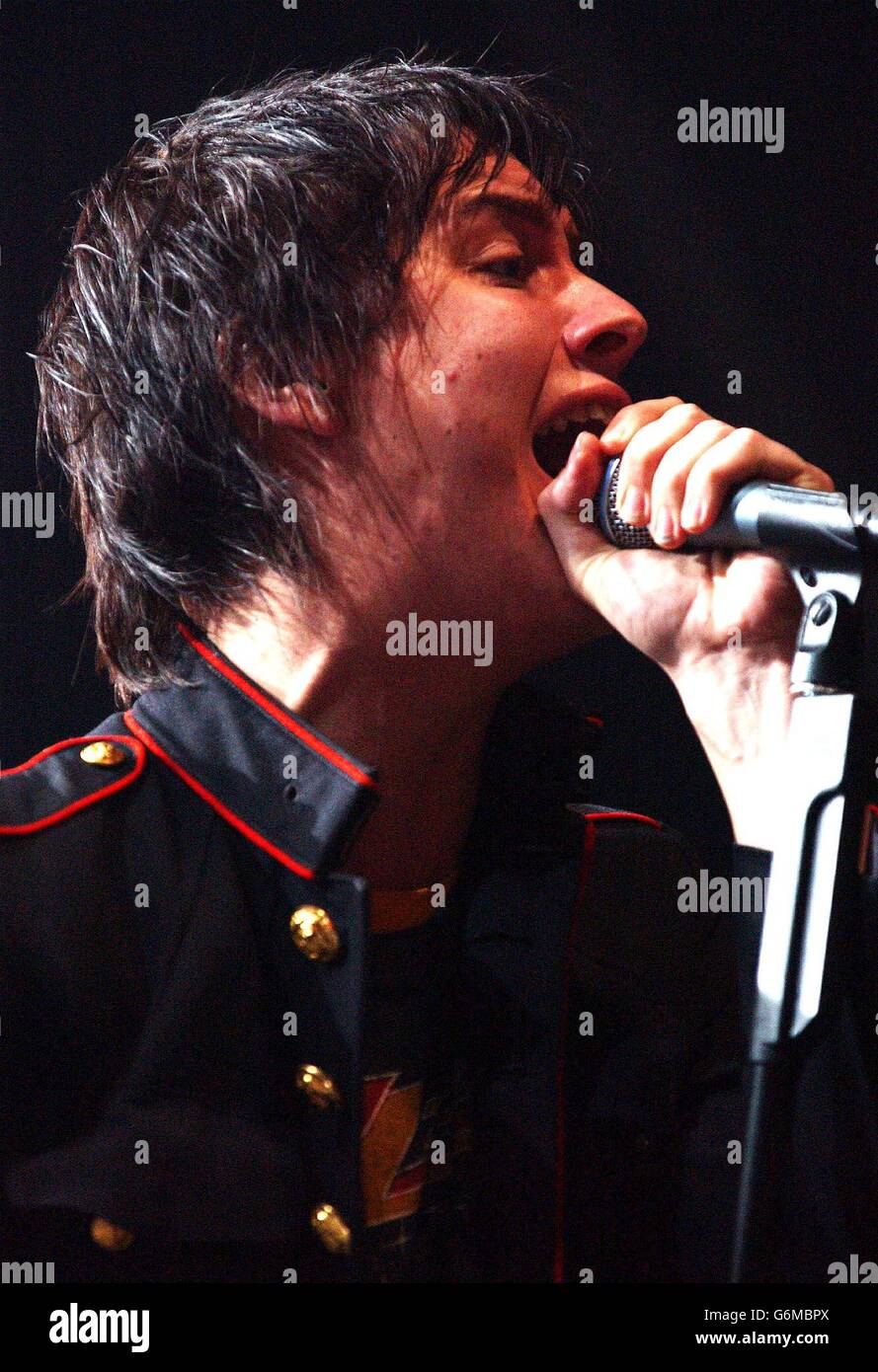 Julian Casablancas Leadsänger der Schlaganfälle treten auf der Bühne im Alexandra Palace in London auf. Stockfoto