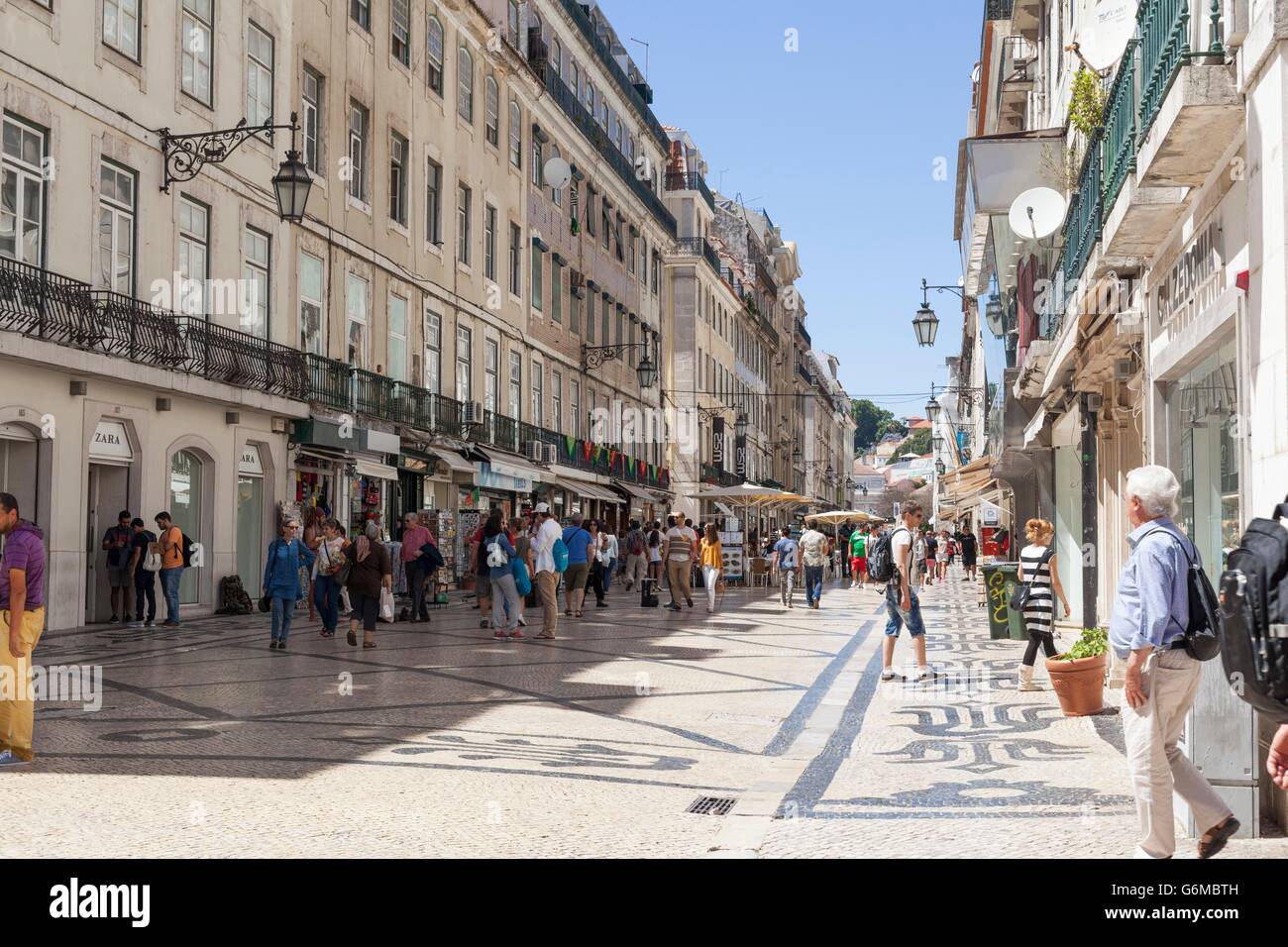 Straßenszene von Rua Augusta in Lissabon in Portugal mit Touristen und Gartenrestaurants. Stockfoto