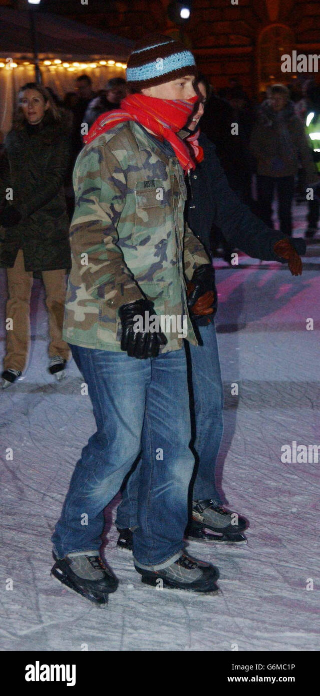 Starkoch Jamie Oliver und seine Frau Jools, die auf der Eisbahn im Somerset House im Zentrum von London Schlittschuhlaufen. Stockfoto